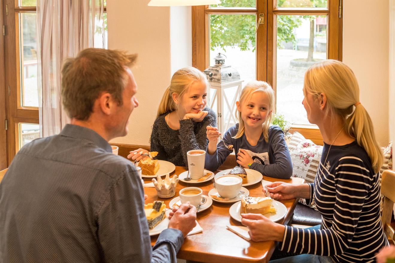 Fröhliche Runde im Café Raths