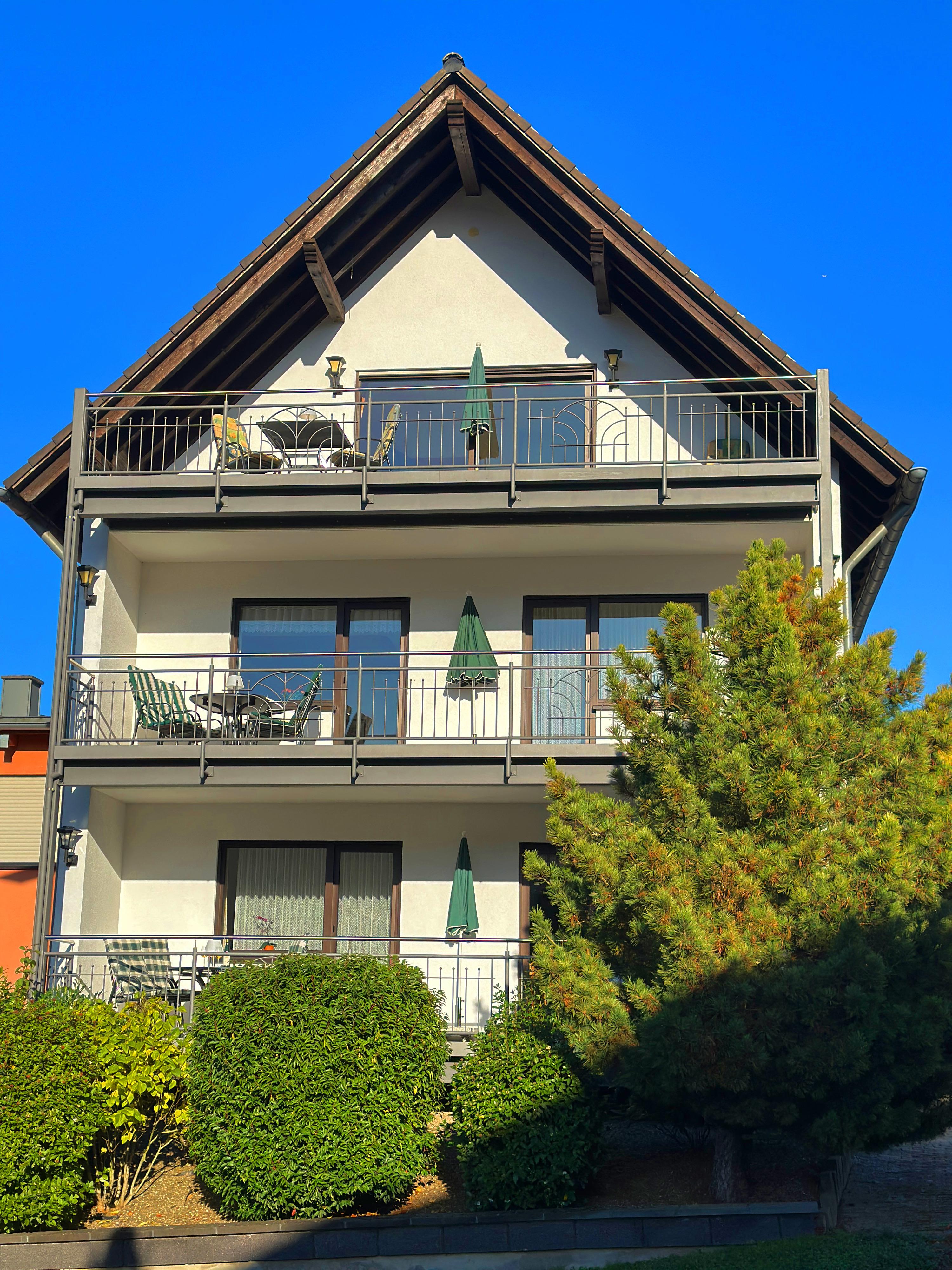 Haus Berghof Ansicht Balkon mit Blick zur Mosel