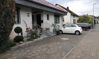 Wohnhaus und Parkplatz