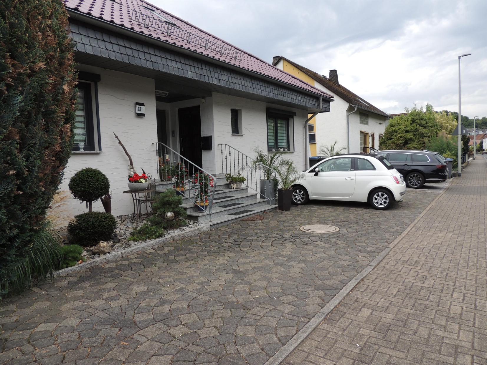 Wohnhaus und Parkplatz