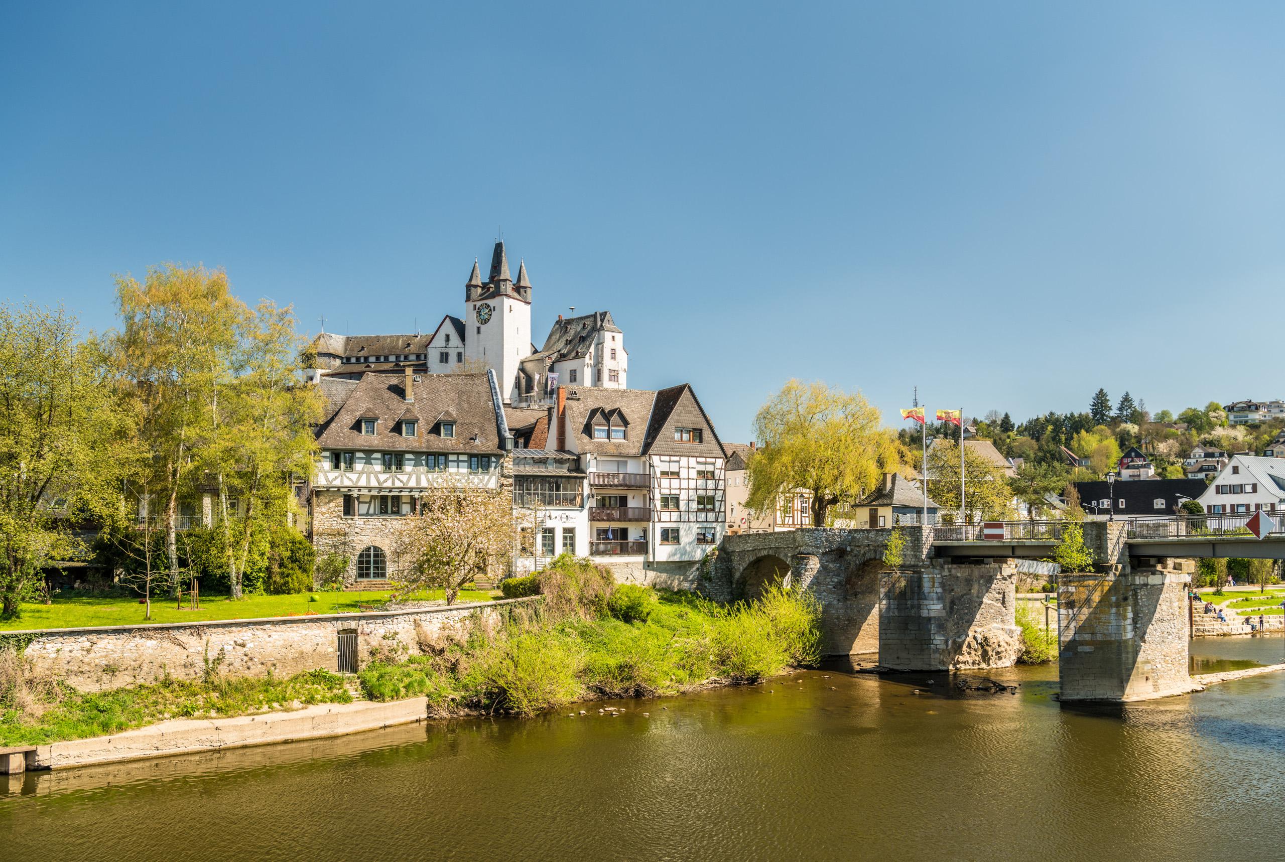 Haus Monreal von der anderen Lahnseite