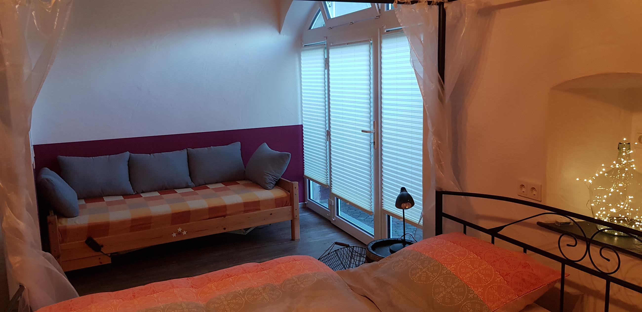 seperates Bett im Schlafzimmer