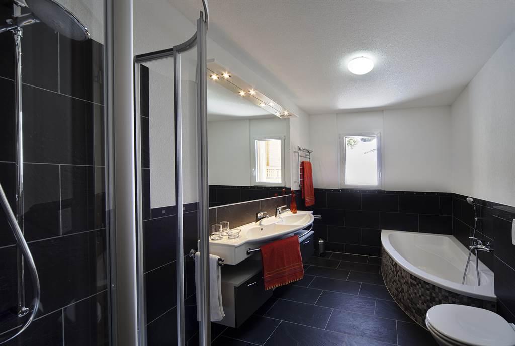 2 Badezimmer gross Eckbadewanne Dusche WC 2 Badezimmer gross Eckbadewanne Dusche WC