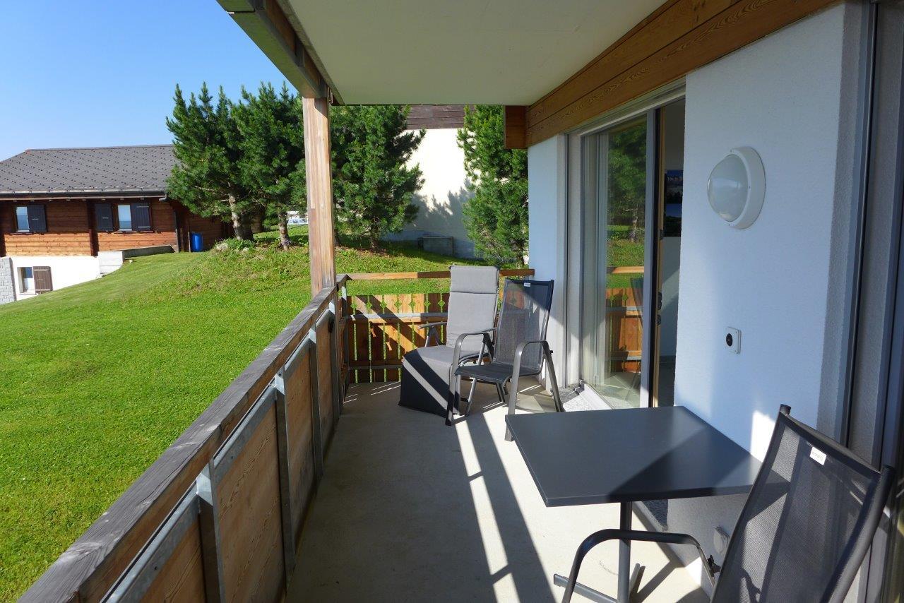 Balkon mit Tisch und Stühlen Balkon mit Tisch und Stühlen