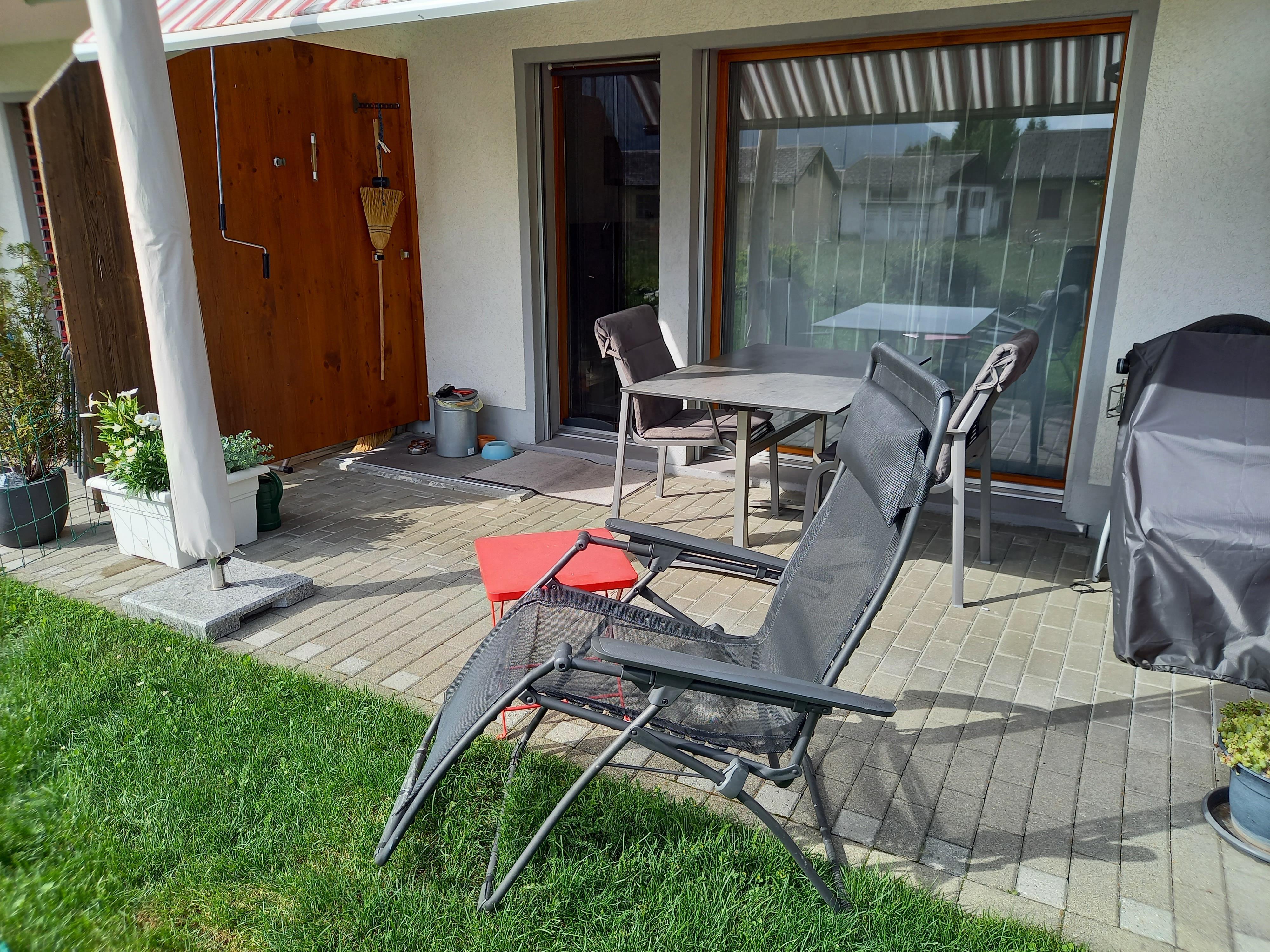 Sonnenliege, Gasgrill, Sonnenstoren Sonnenliege, Gasgrill, Sonnenstoren