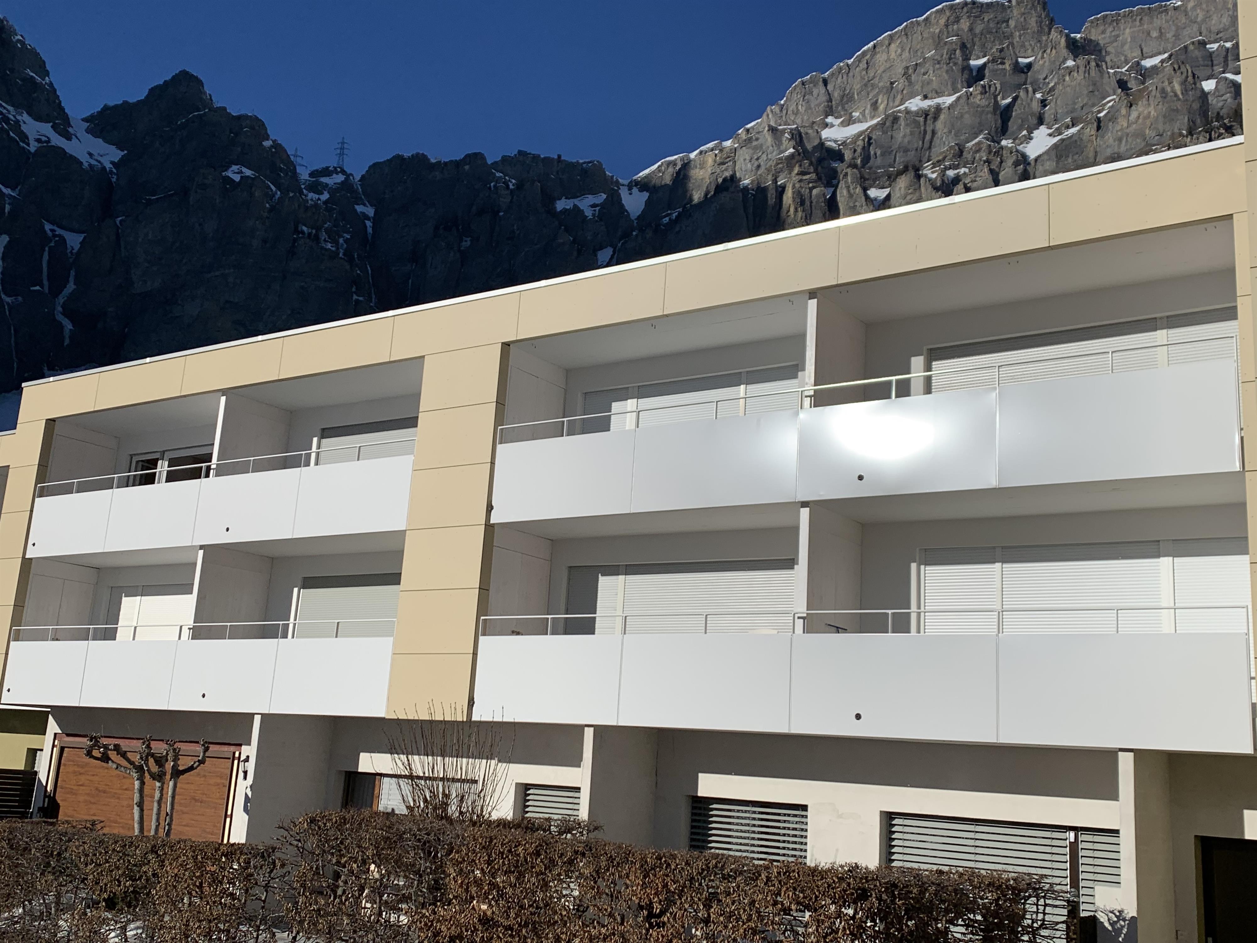 Salute_front Salute_front