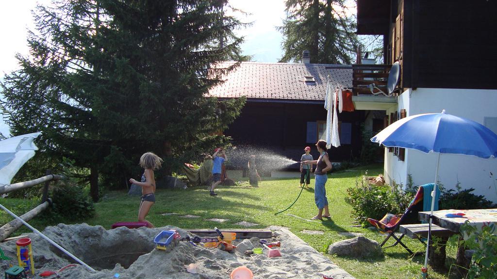 Unterer Gartenplatz mi grossem Sandkasten Unterer Gartenplatz mi grossem Sandkasten