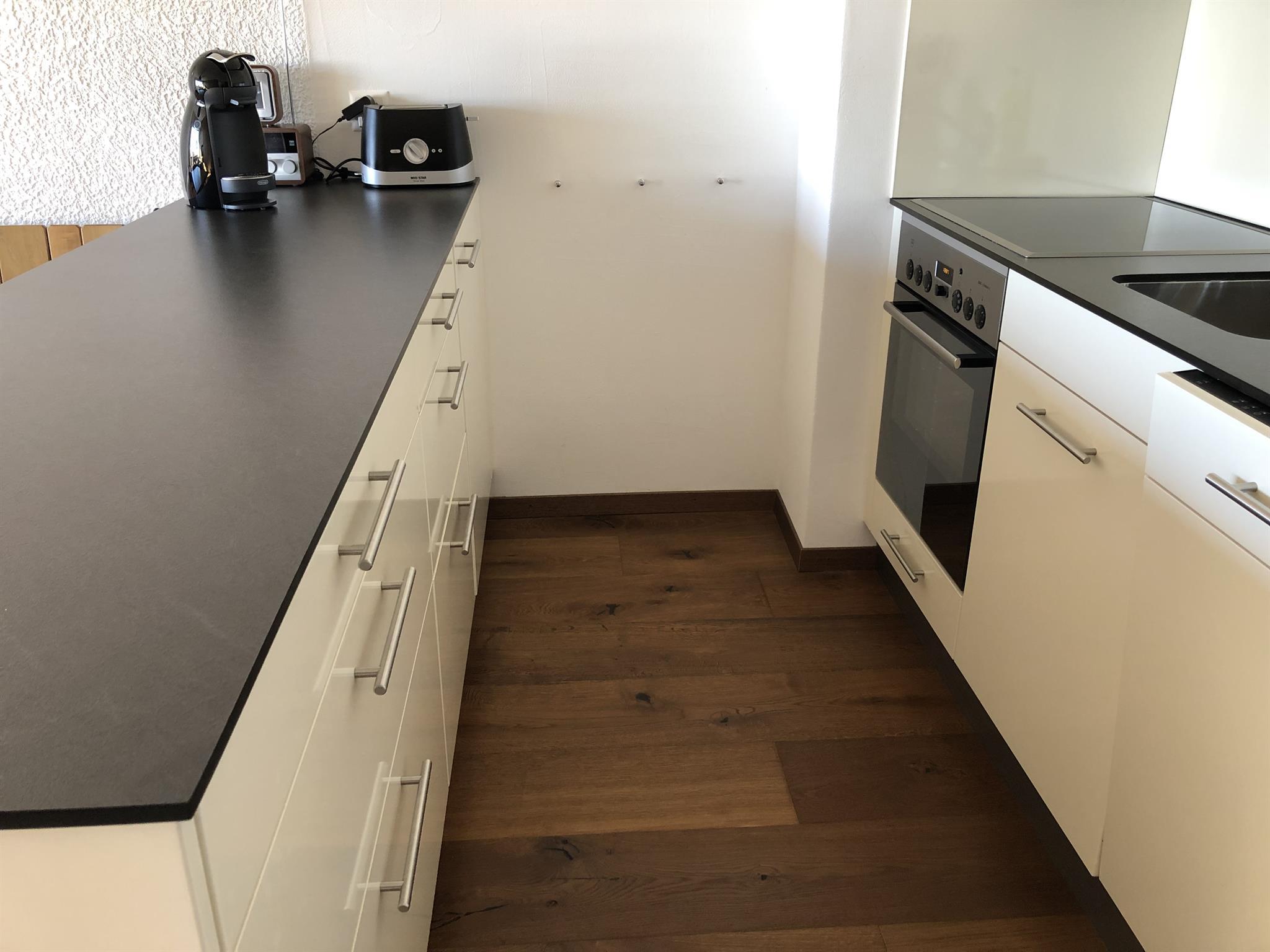 Moderne Küche mit Geschirrwaschmaschine Moderne Küche mit Geschirrwaschmaschine