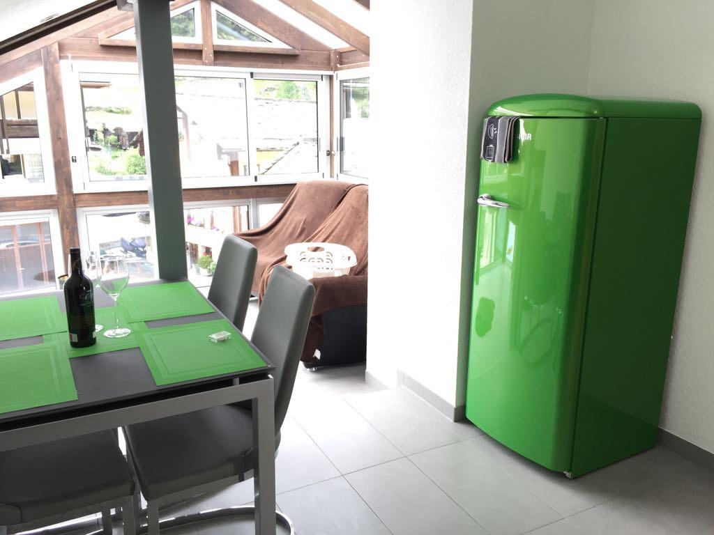 Essbereich mit Kühlschrank Essbereich mit Kühlschrank