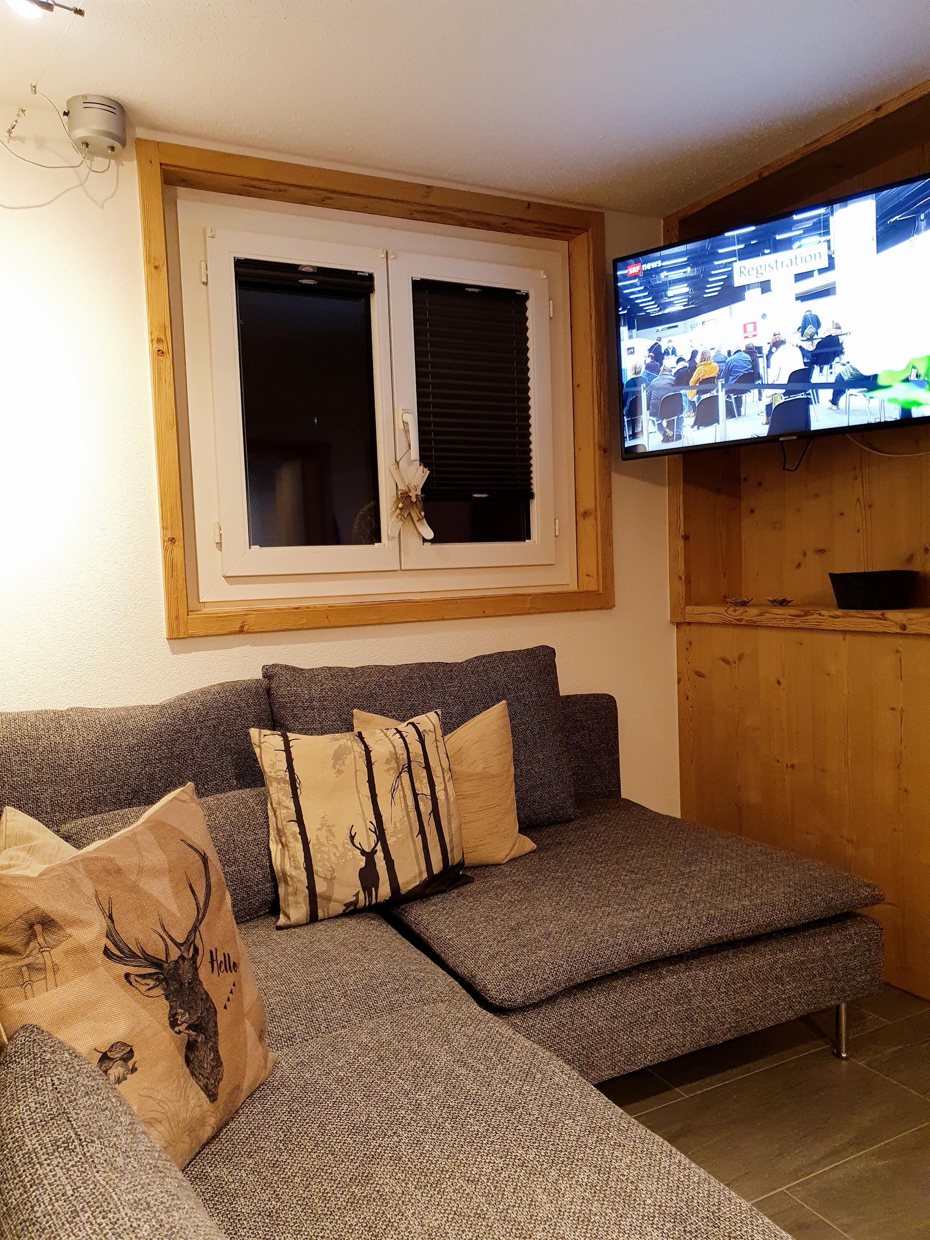 Wohnraum mit schwenkbarem TV Wohnraum mit schwenkbarem TV