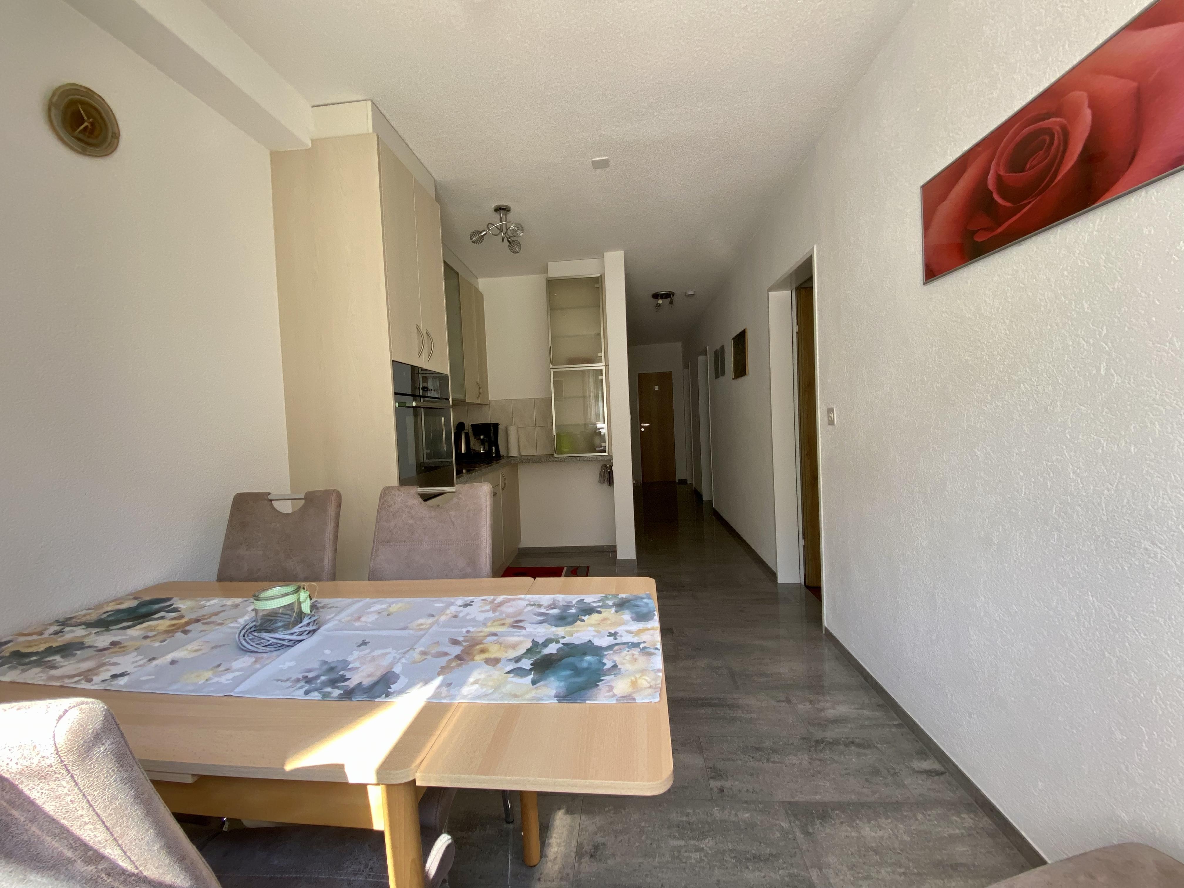 Blick vom Esstisch zum Gang Blick vom Esstisch zum Gang