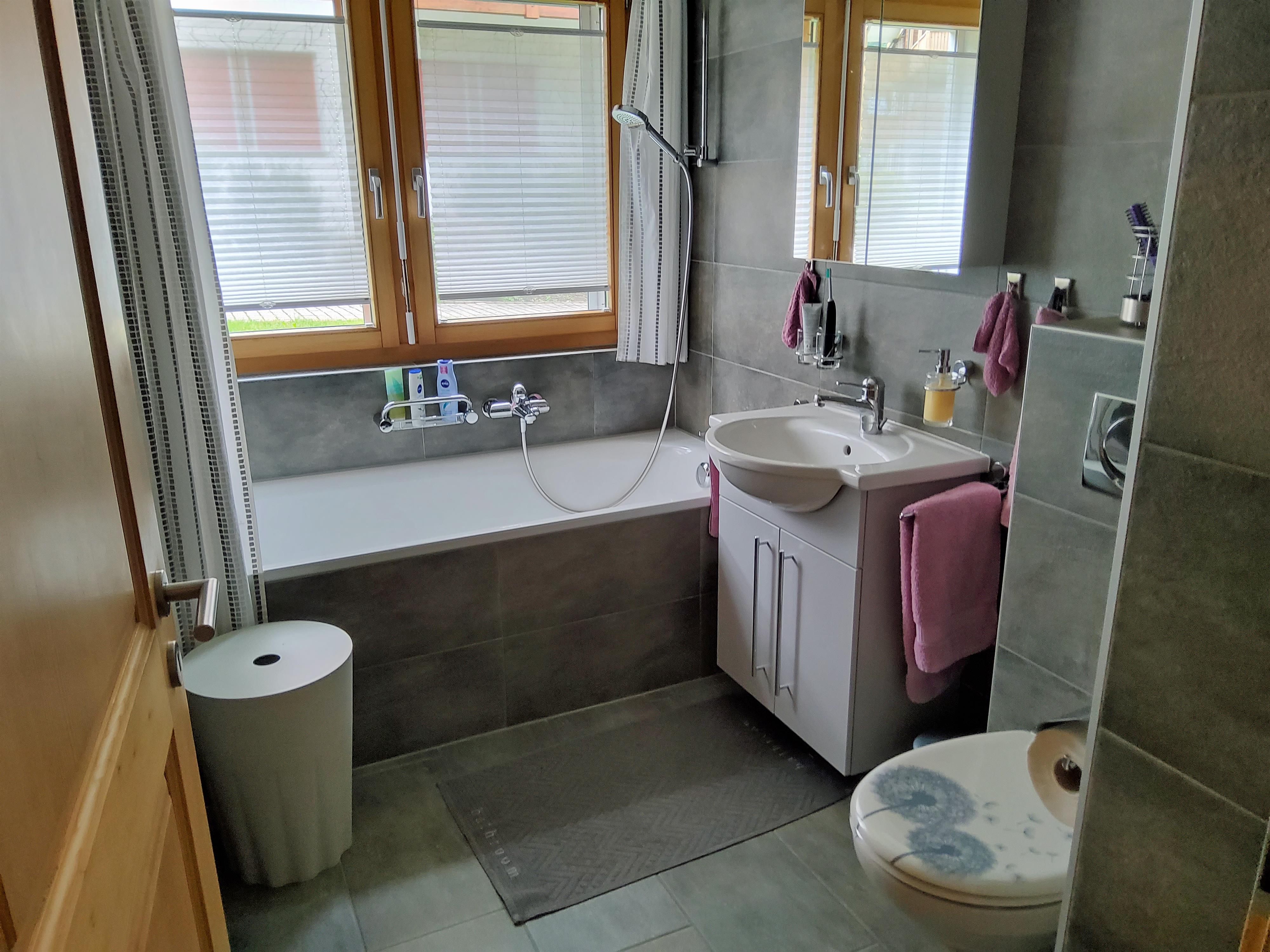 Badezimmer mit Wäsche/Sitzhocker Badezimmer mit Wäsche/Sitzhocker