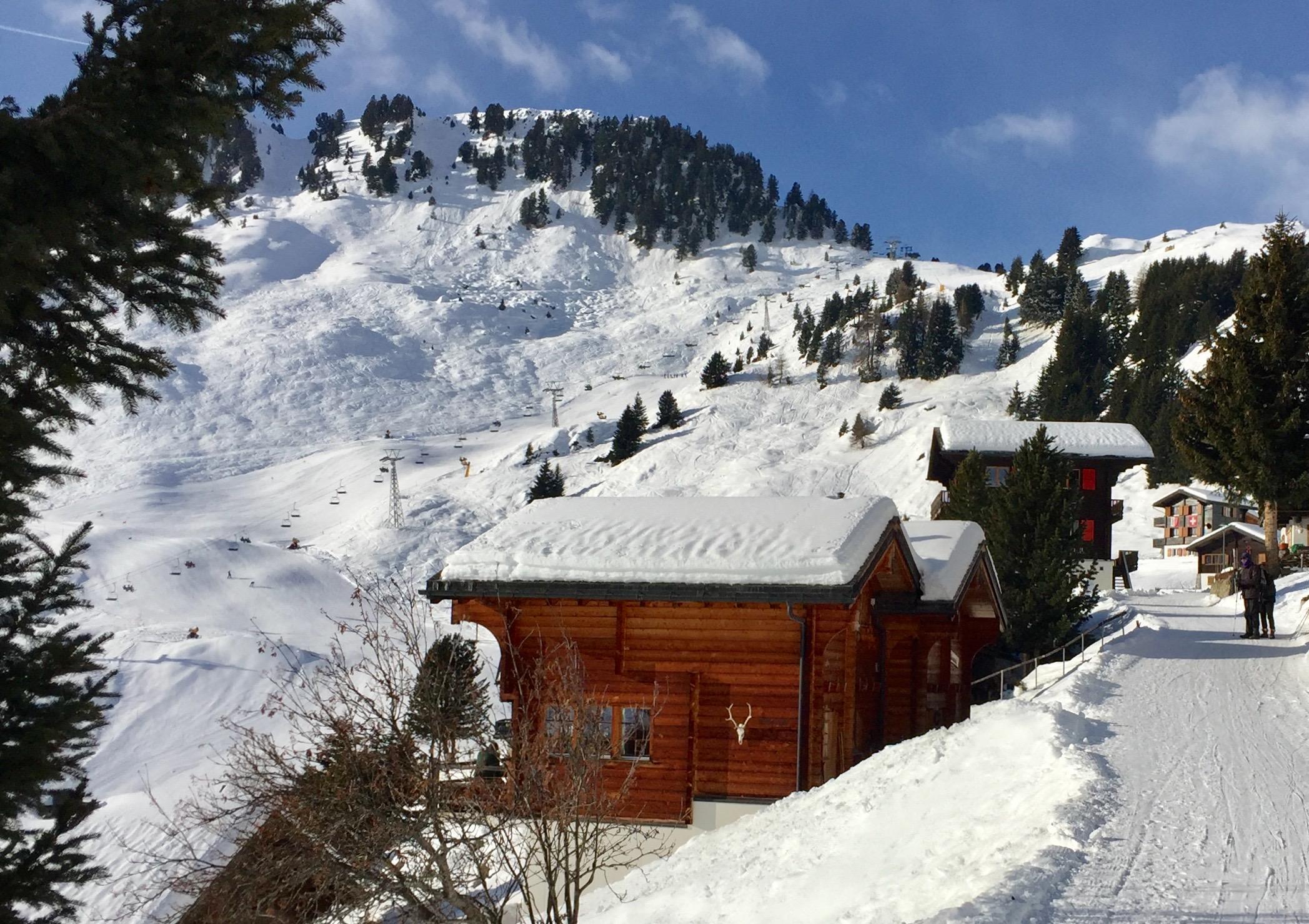 Riederhornweg mit Chalet Riederhornweg mit Chalet