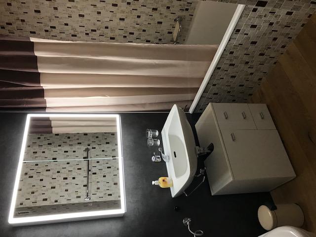 Holiday105_bad-WC_a Holiday105_bad-WC_a