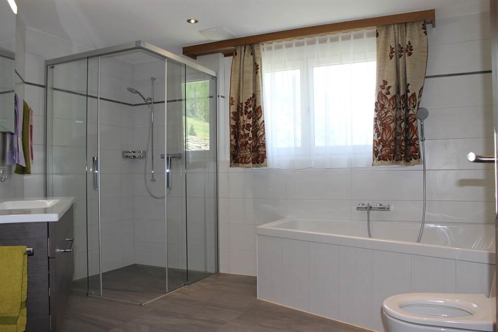 grosses Badezimmer mit Eckbadewanne, Dusche und WC grosses Badezimmer mit Eckbadewanne, Dusche und WC