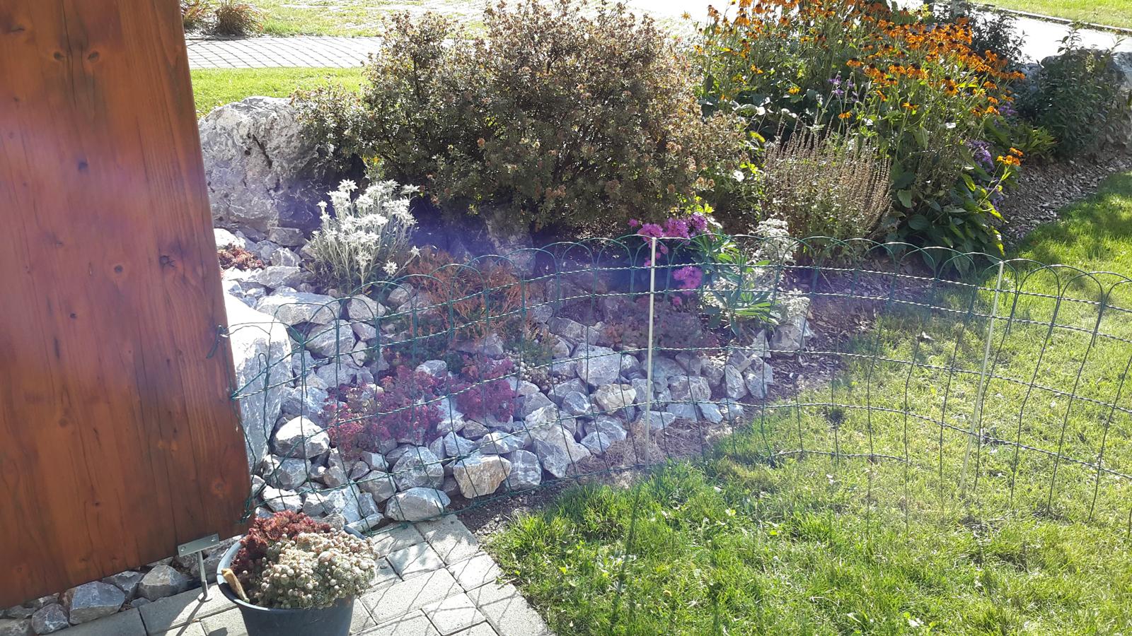 Steingarten an der Terrasse Steingarten an der Terrasse