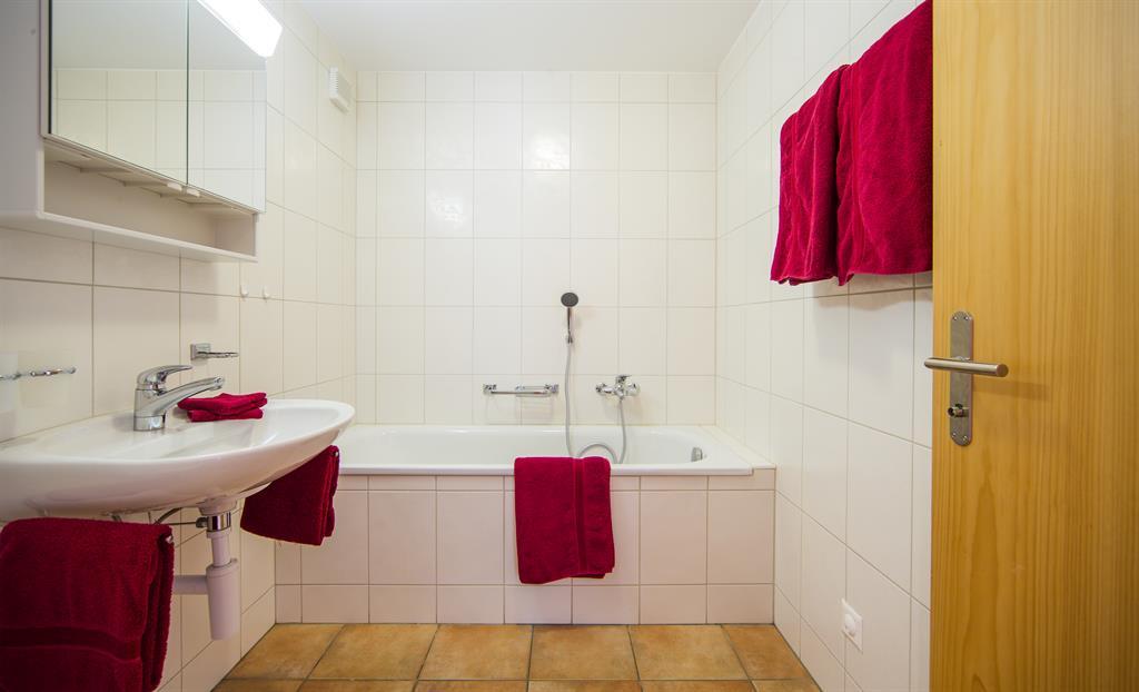 Badezimmer mit Badewanne Badezimmer mit Badewanne