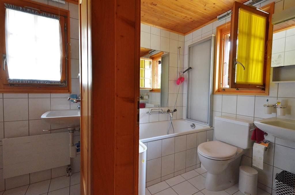 Badezimmer (l) & Toilette (r) Badezimmer (l) & Toilette (r)