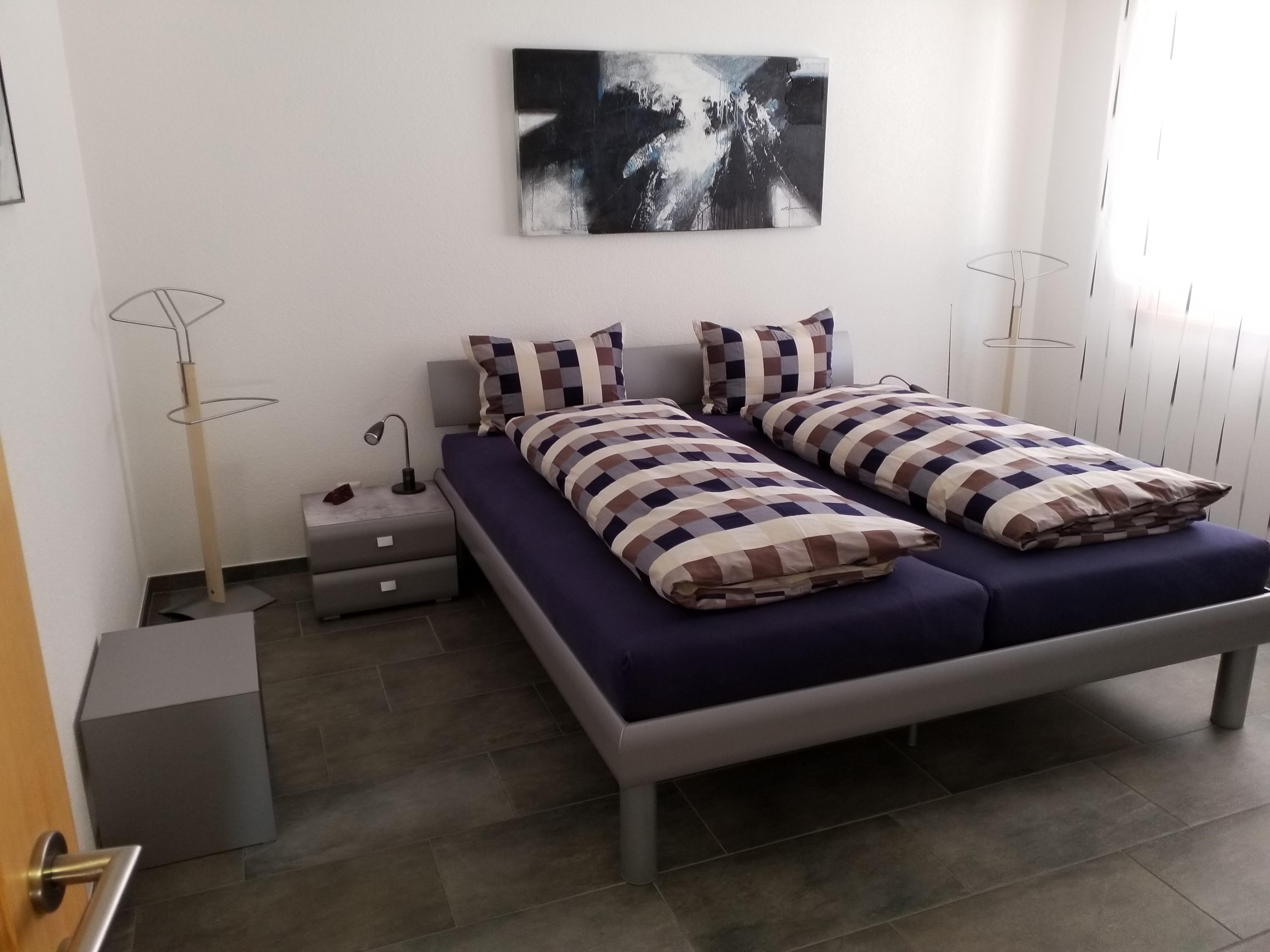 Schlafzimmer mit vielen Ablagen Schlafzimmer mit vielen Ablagen