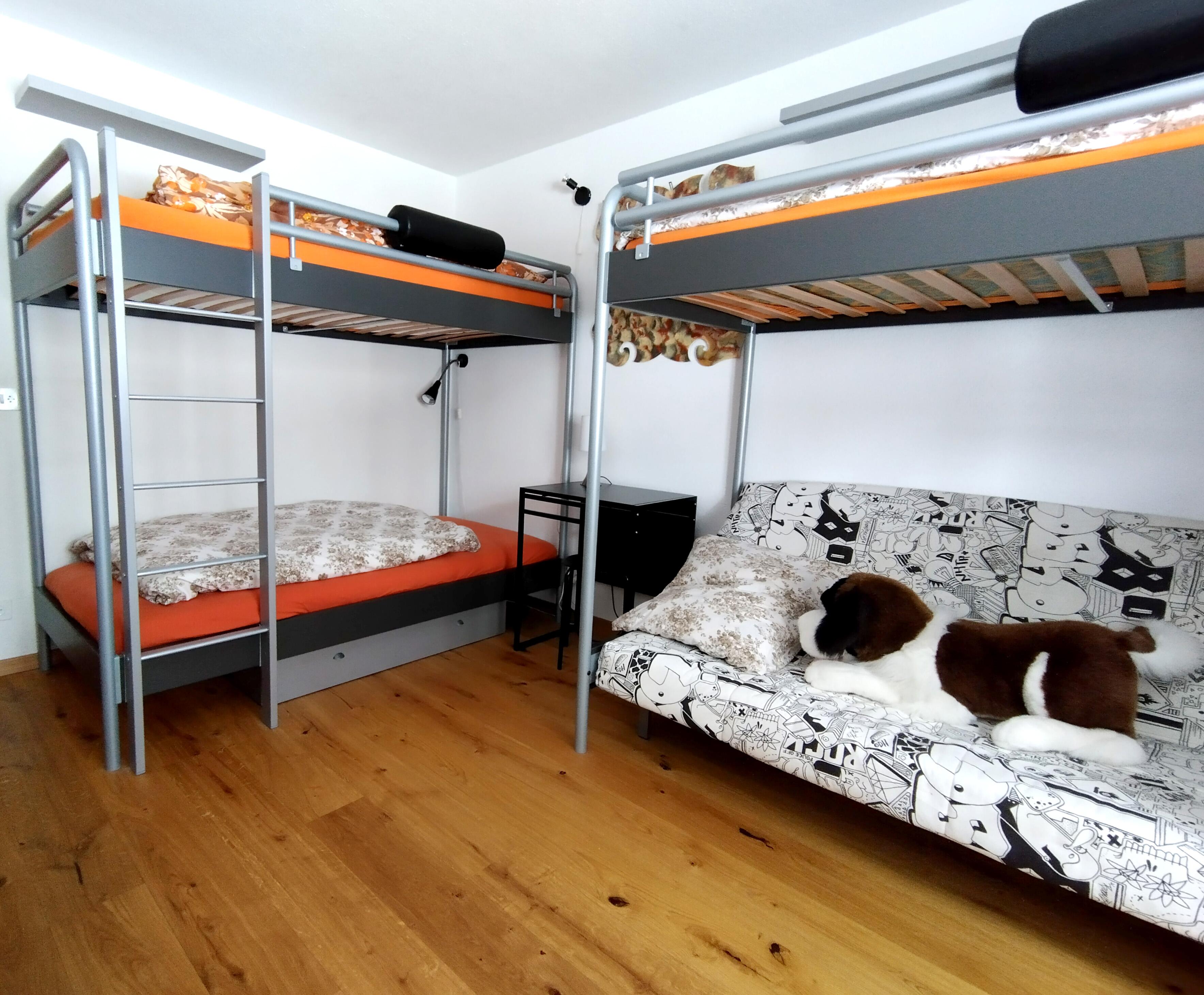 Lärchenwald 1708_schlafen_2b Lärchenwald 1708_schlafen_2b