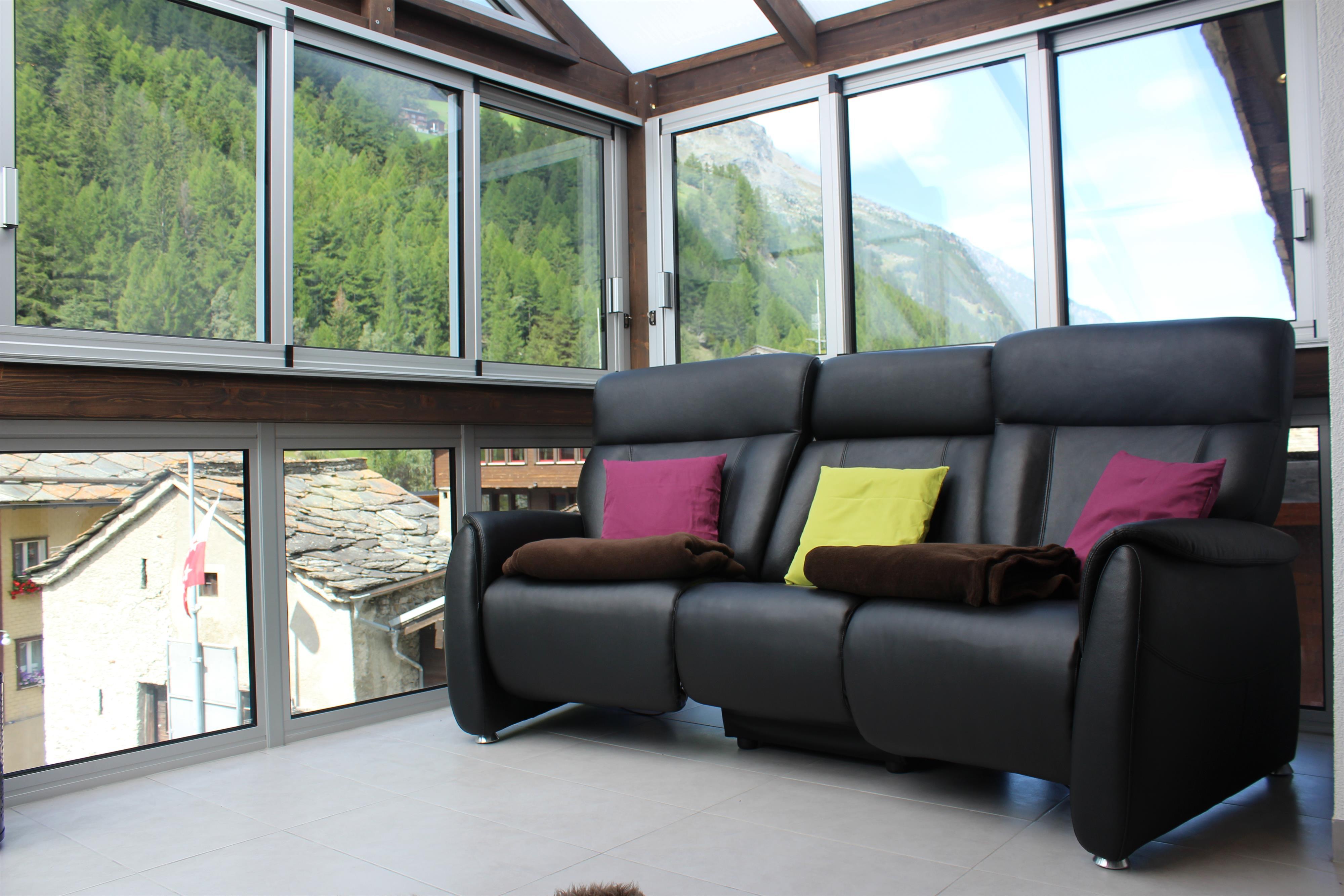 Wohnbereich mit verstellbaren Sesseln Wohnbereich mit verstellbaren Sesseln