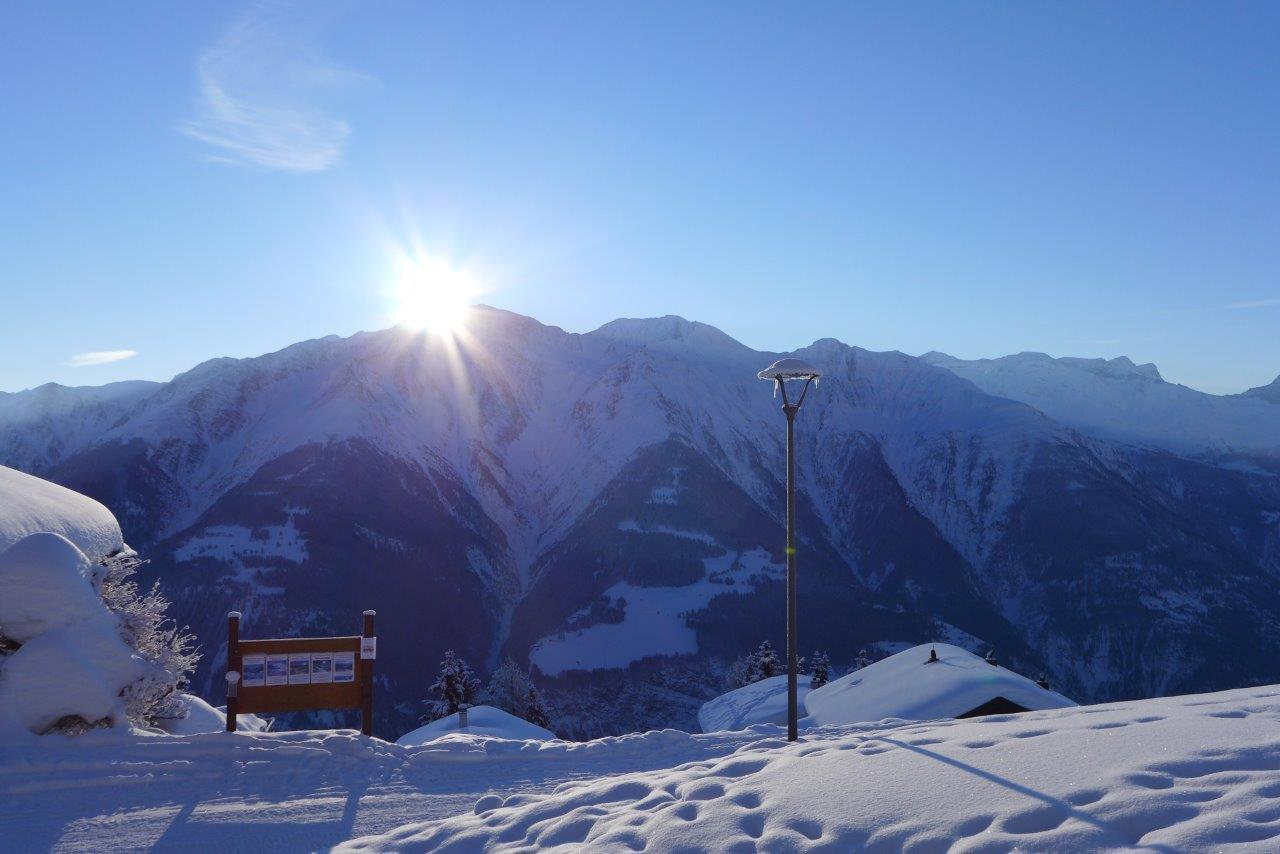 Blick vom Balkon, Sonnenaufgang im Winter Blick vom Balkon, Sonnenaufgang im Winter