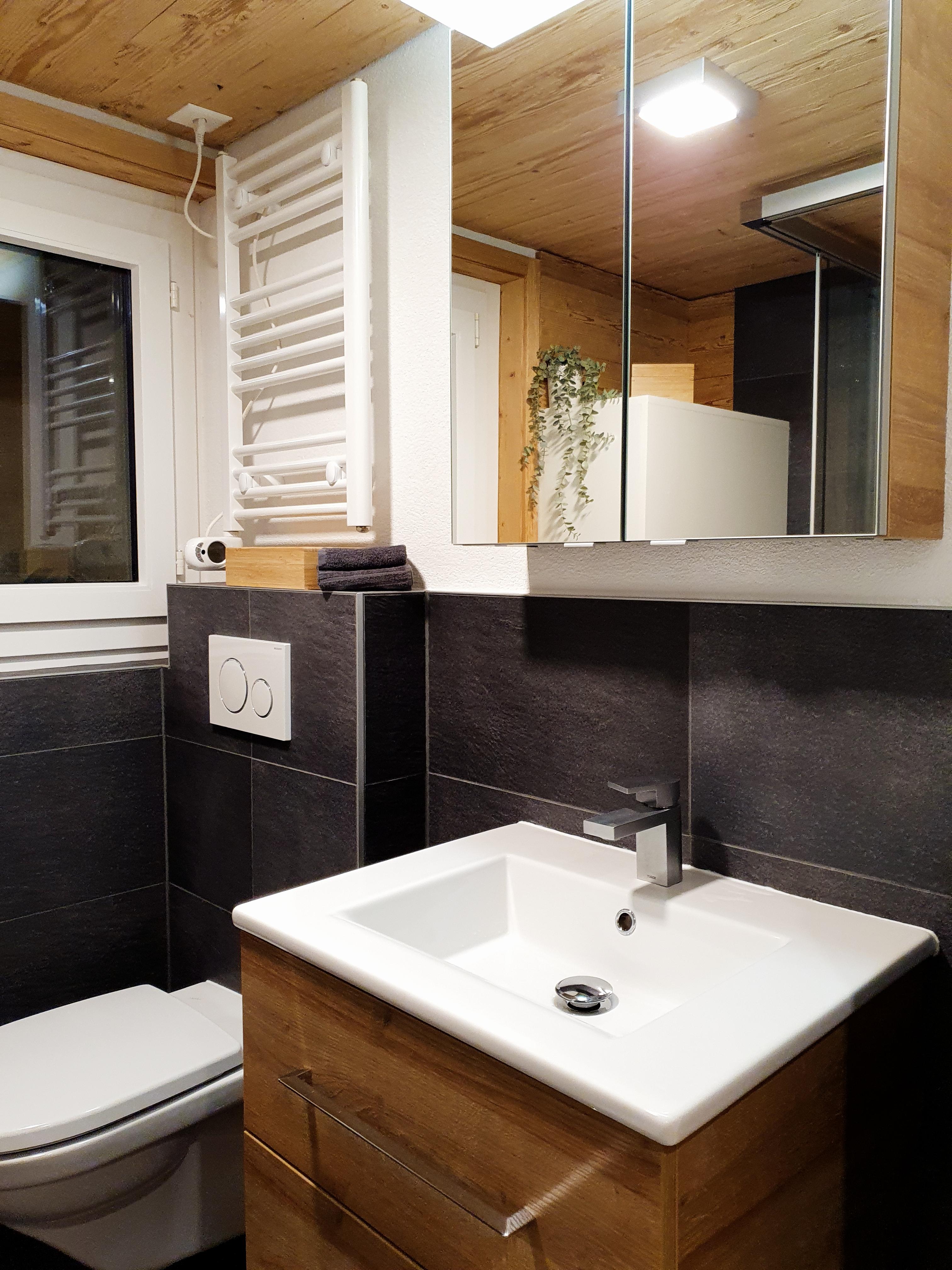 Badezimmer mit Fussbodenheizung und Handtuchheizung Badezimmer mit Fussbodenheizung und Handtuchheizung