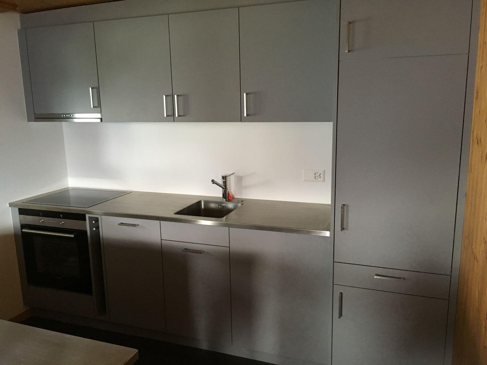 Küche (Induktionsherd, Geschirrspülmaschine) Küche (Induktionsherd, Geschirrspülmaschine)