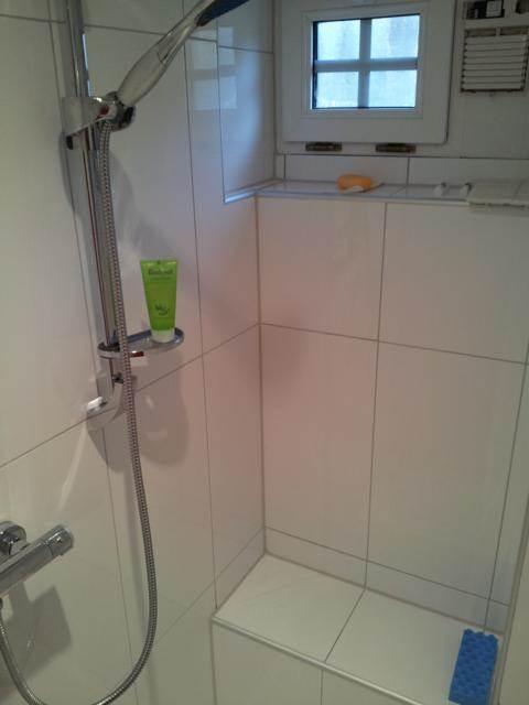 Duschplatz, mit Sitzecke und ebenem Zugang Duschplatz, mit Sitzecke und ebenem Zugang