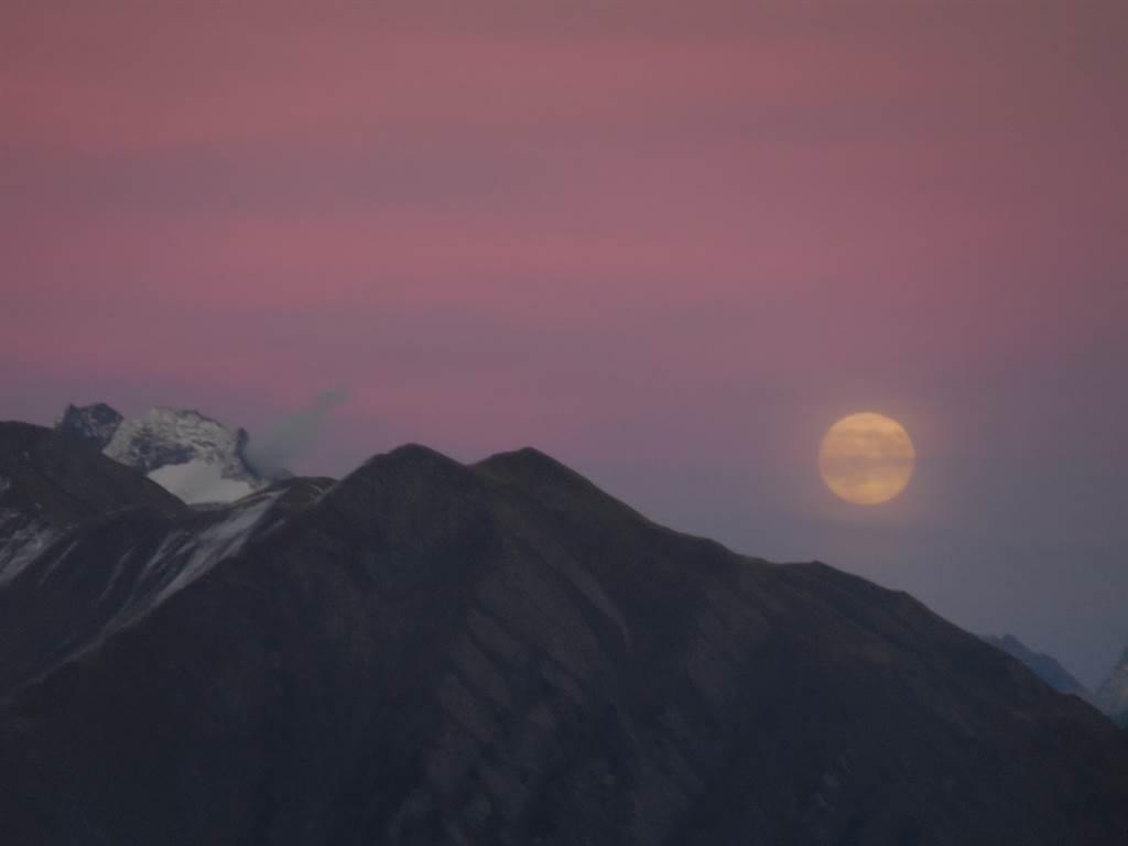 Supermond bei Sonnenuntergang Supermond bei Sonnenuntergang