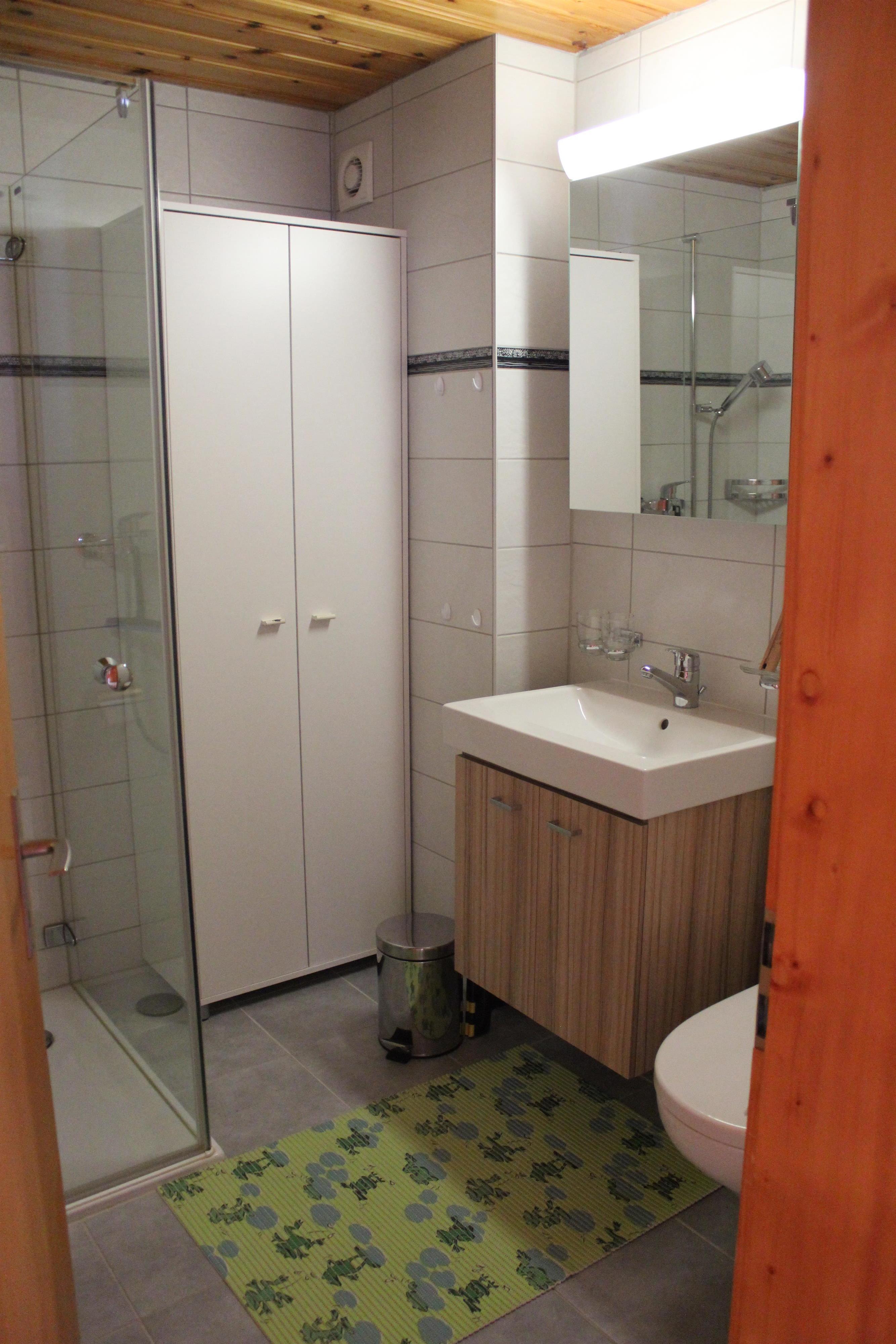 Badezimmer mit Dusche Badezimmer mit Dusche