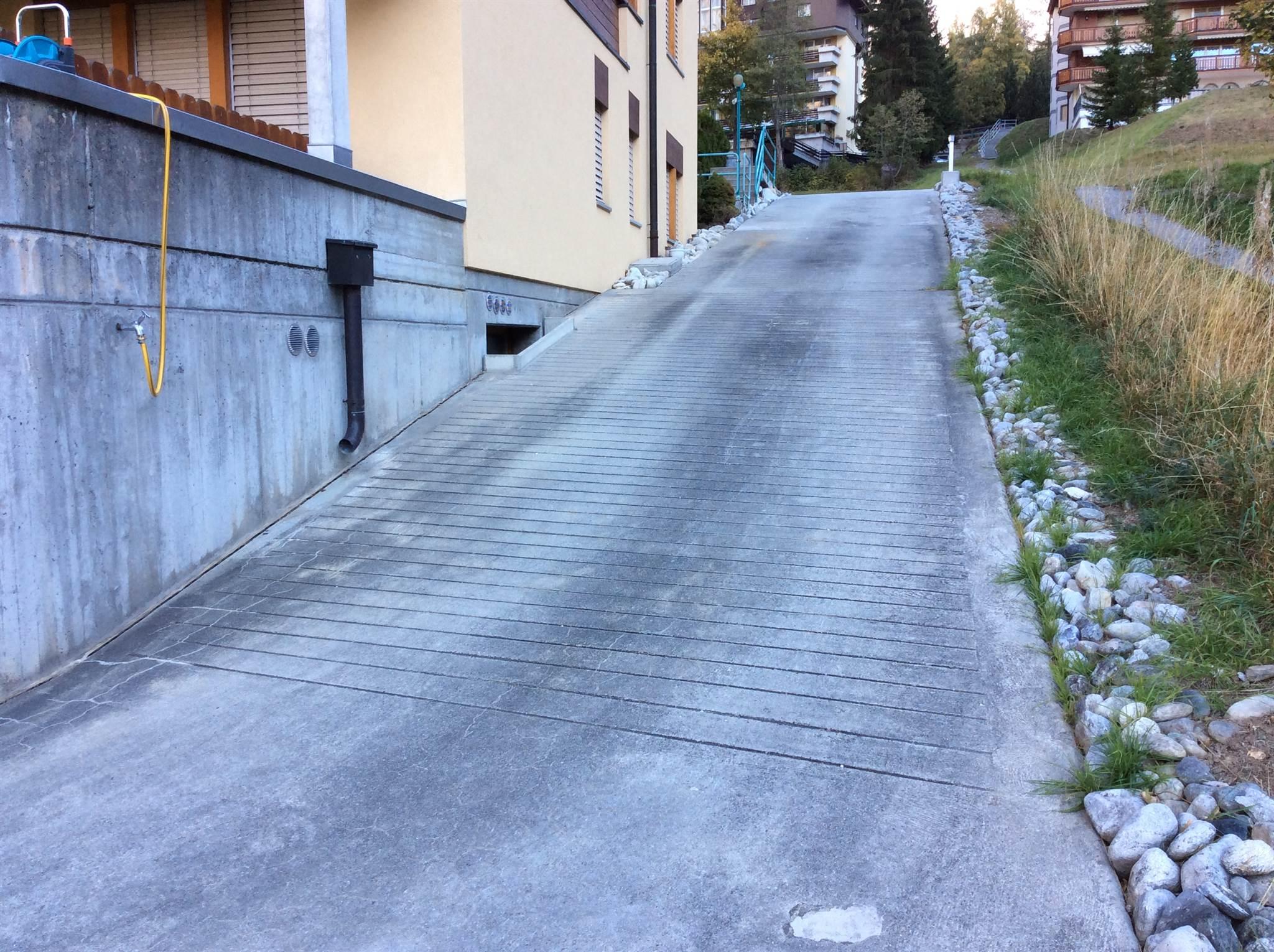 Nadja 10_garagen-zufahrt Nadja 10_garagen-zufahrt