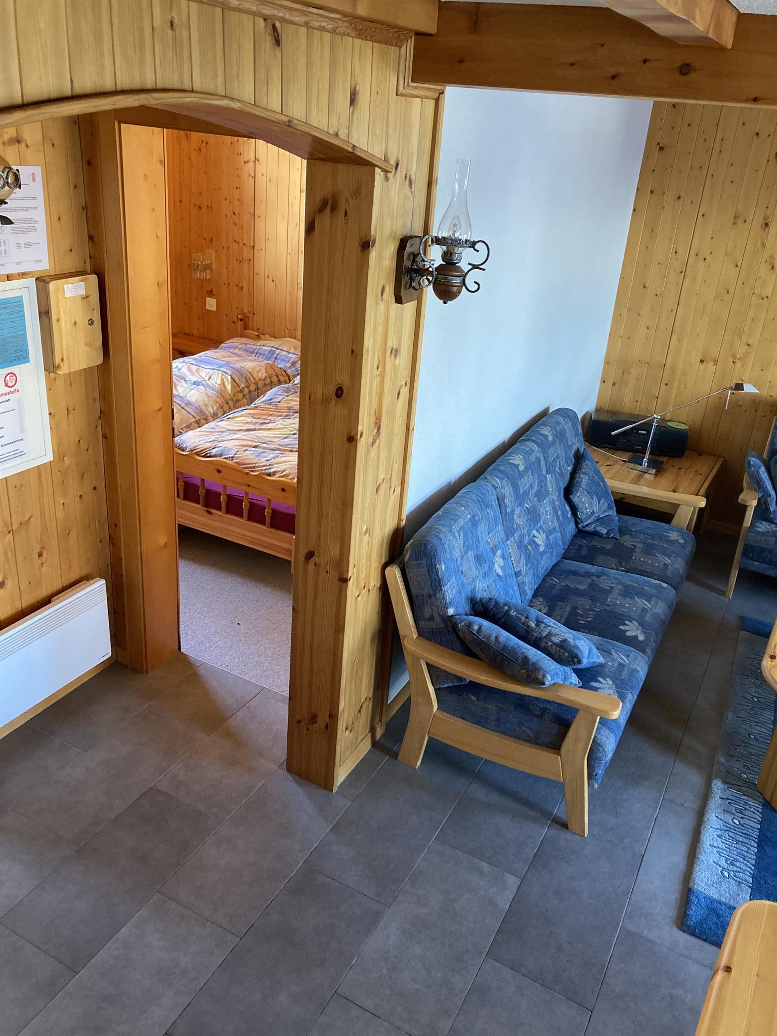 Wohnzimmer und Durchgang Schlafzimmer unten Wohnzimmer und Durchgang Schlafzimmer unten