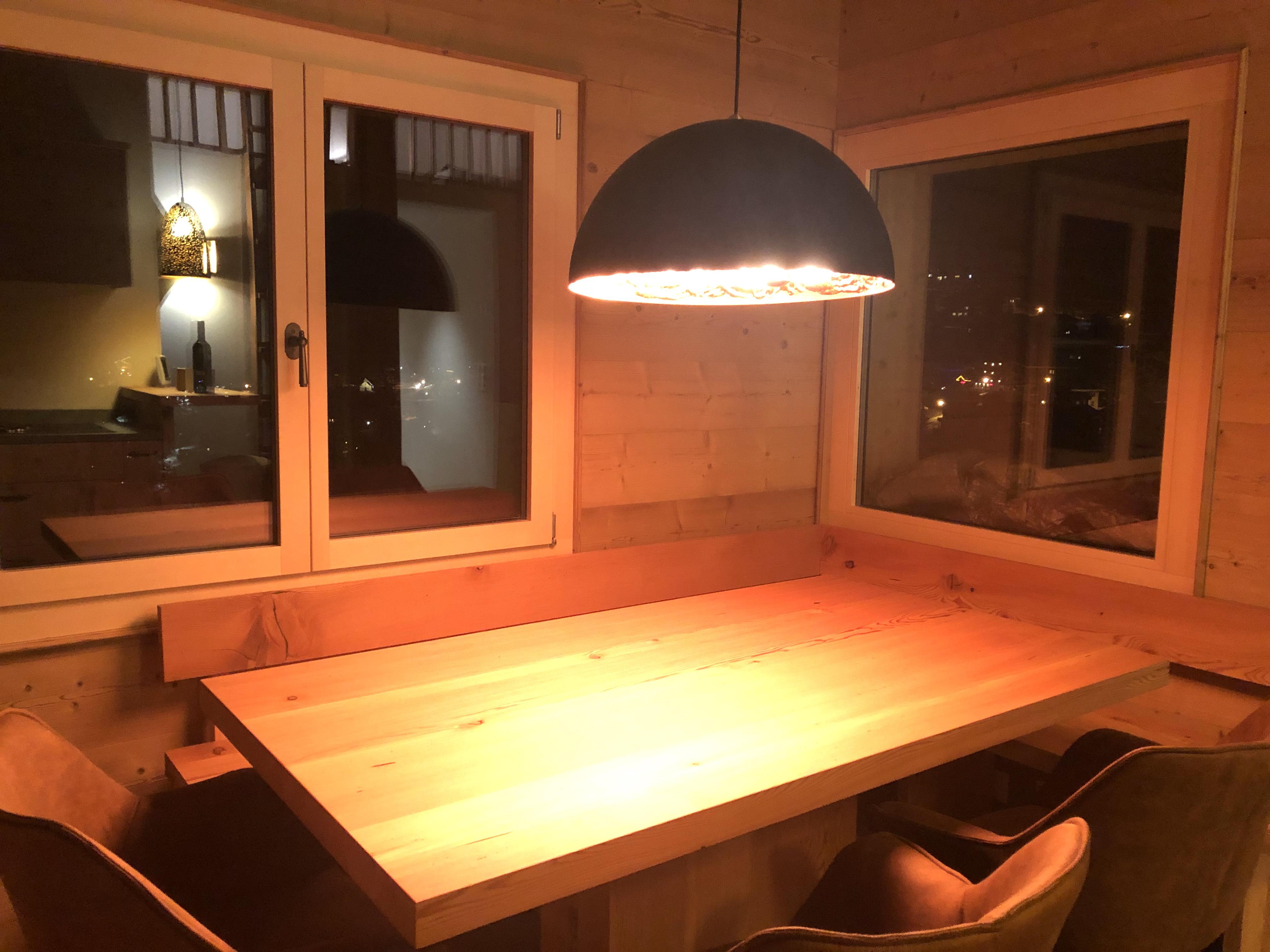 Esstisch, durch Fenster Bettmeralp sichtbar Esstisch, durch Fenster Bettmeralp sichtbar