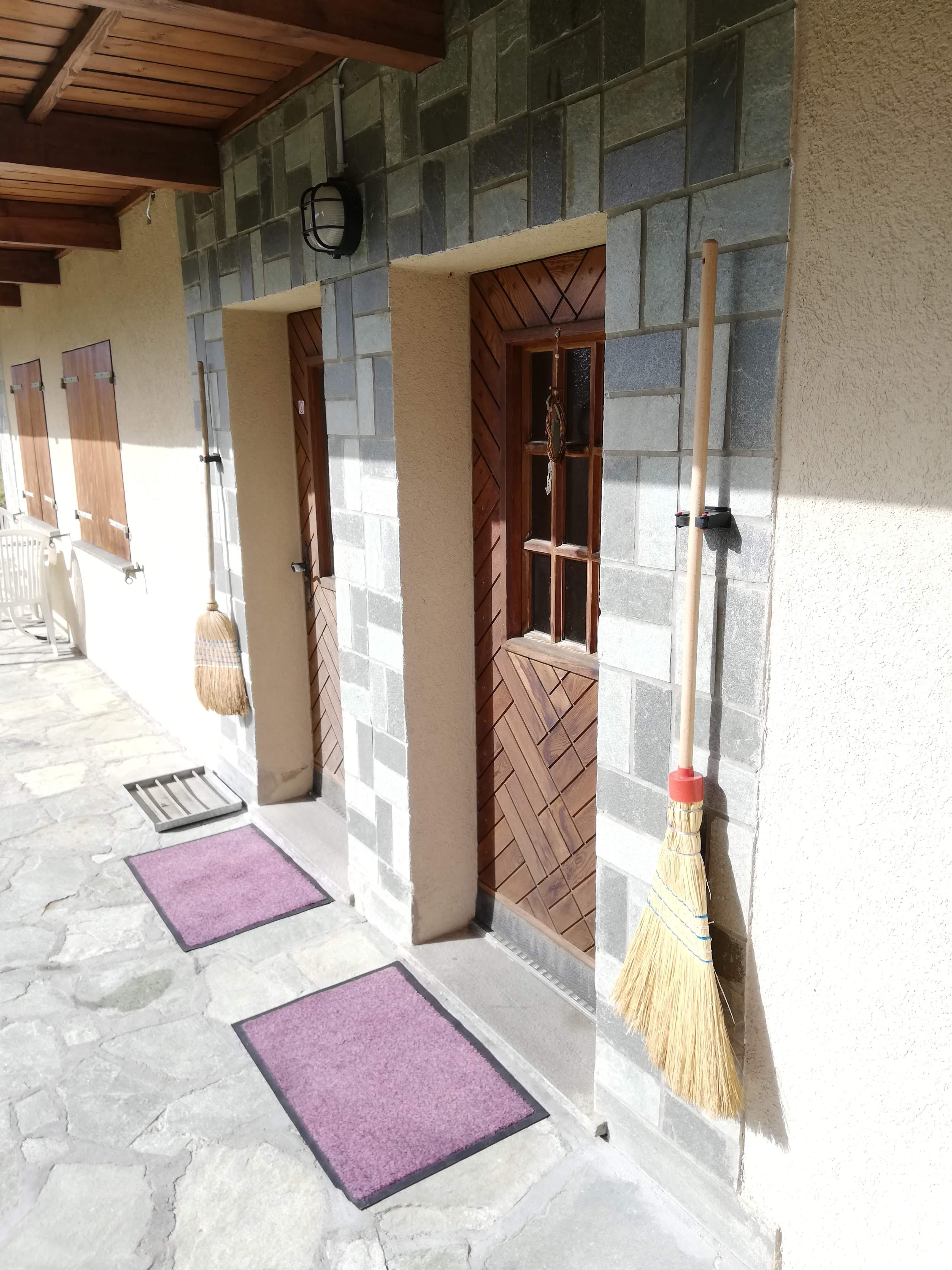 Eingang zu Wohnung Ost & West Eingang zu Wohnung Ost & West