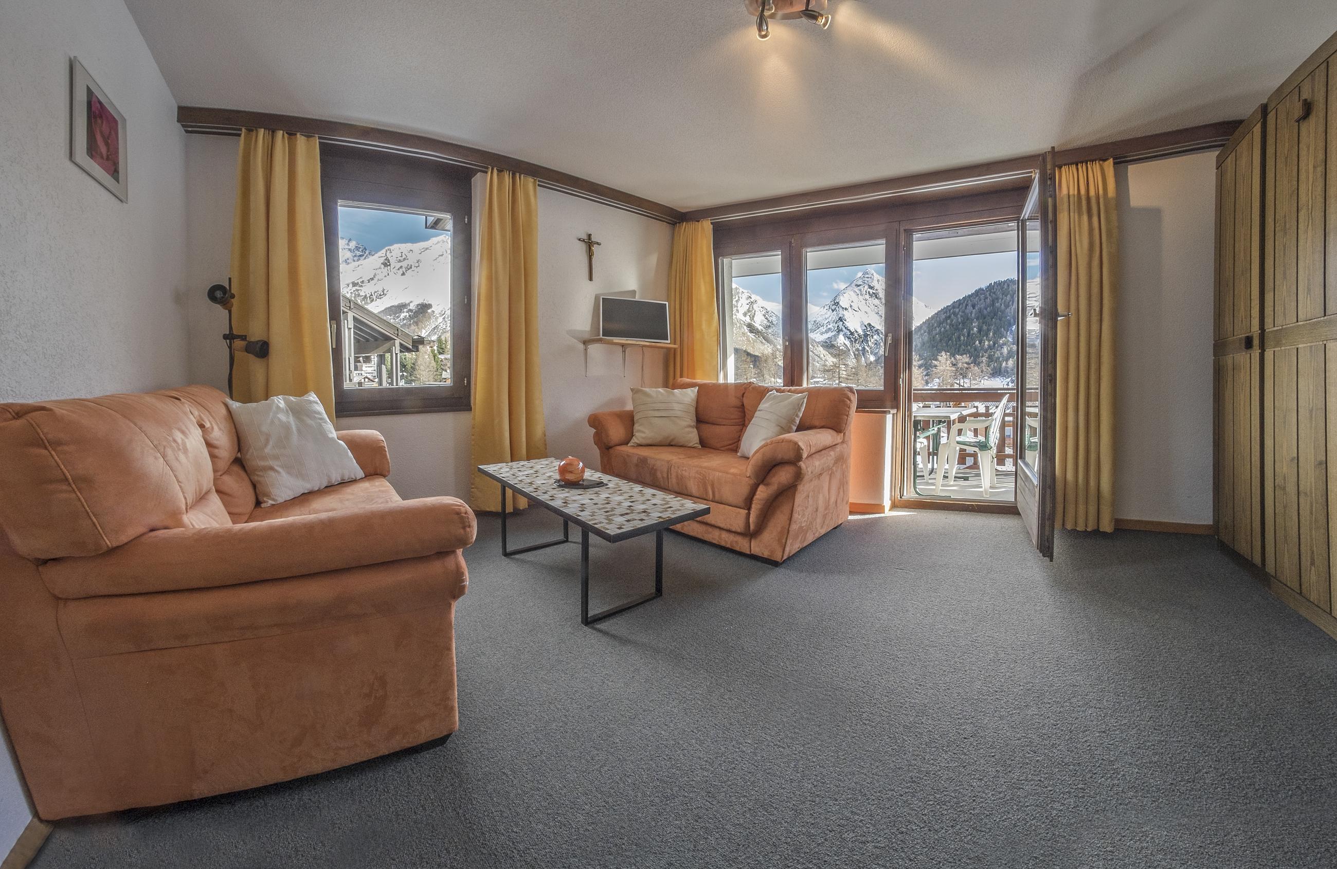 Bergrose 2 Zimmerwohnung WohnzimmerFensterblick1 Bergrose 2 Zimmerwohnung WohnzimmerFensterblick1