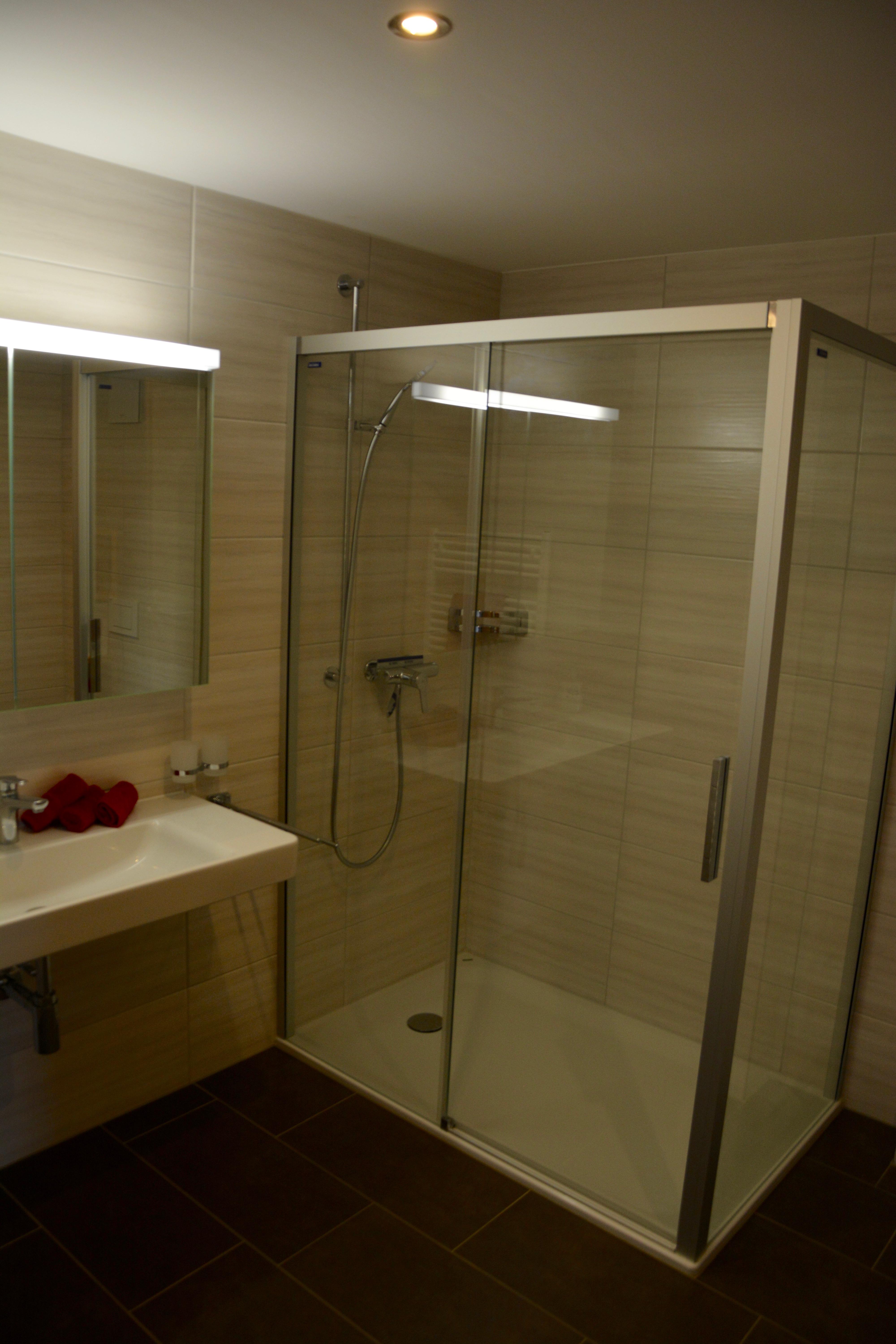 Badezimmer 2 mit grosser Dusche Badezimmer 2 mit grosser Dusche