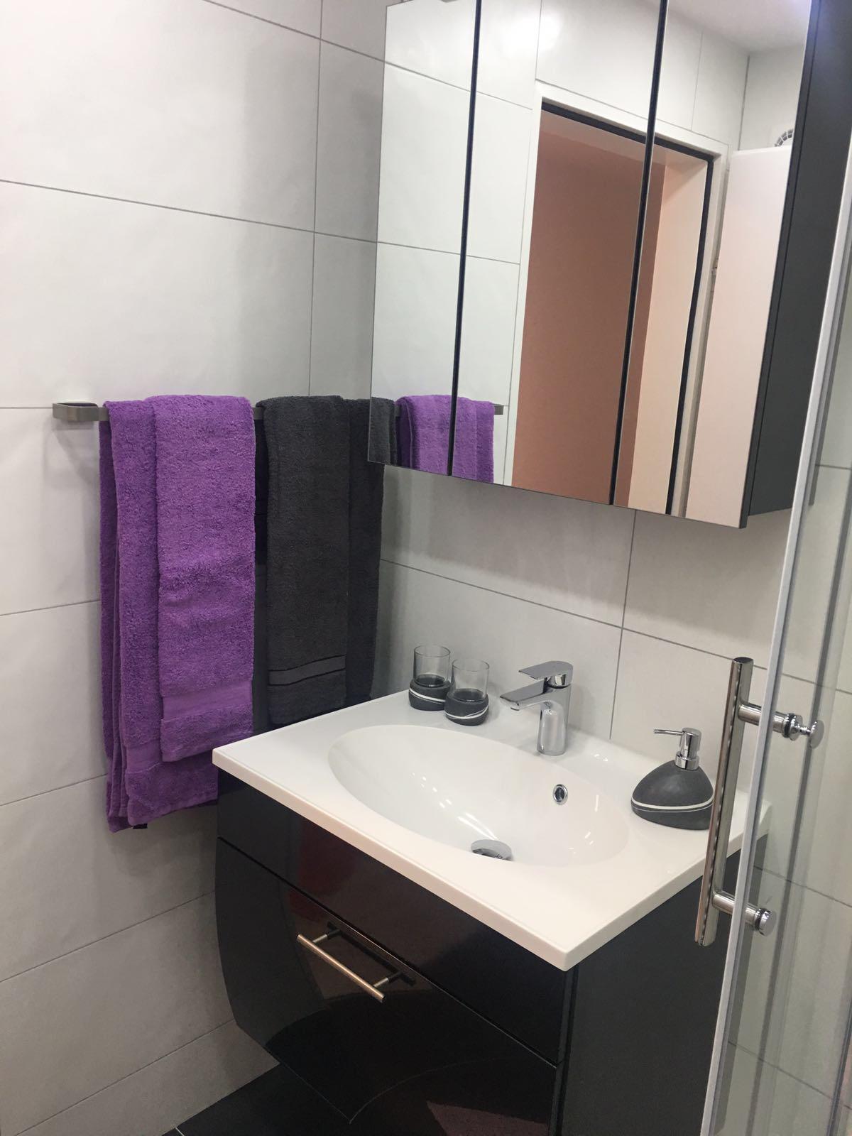 Holiday 87_dusche-WC_b Holiday 87_dusche-WC_b