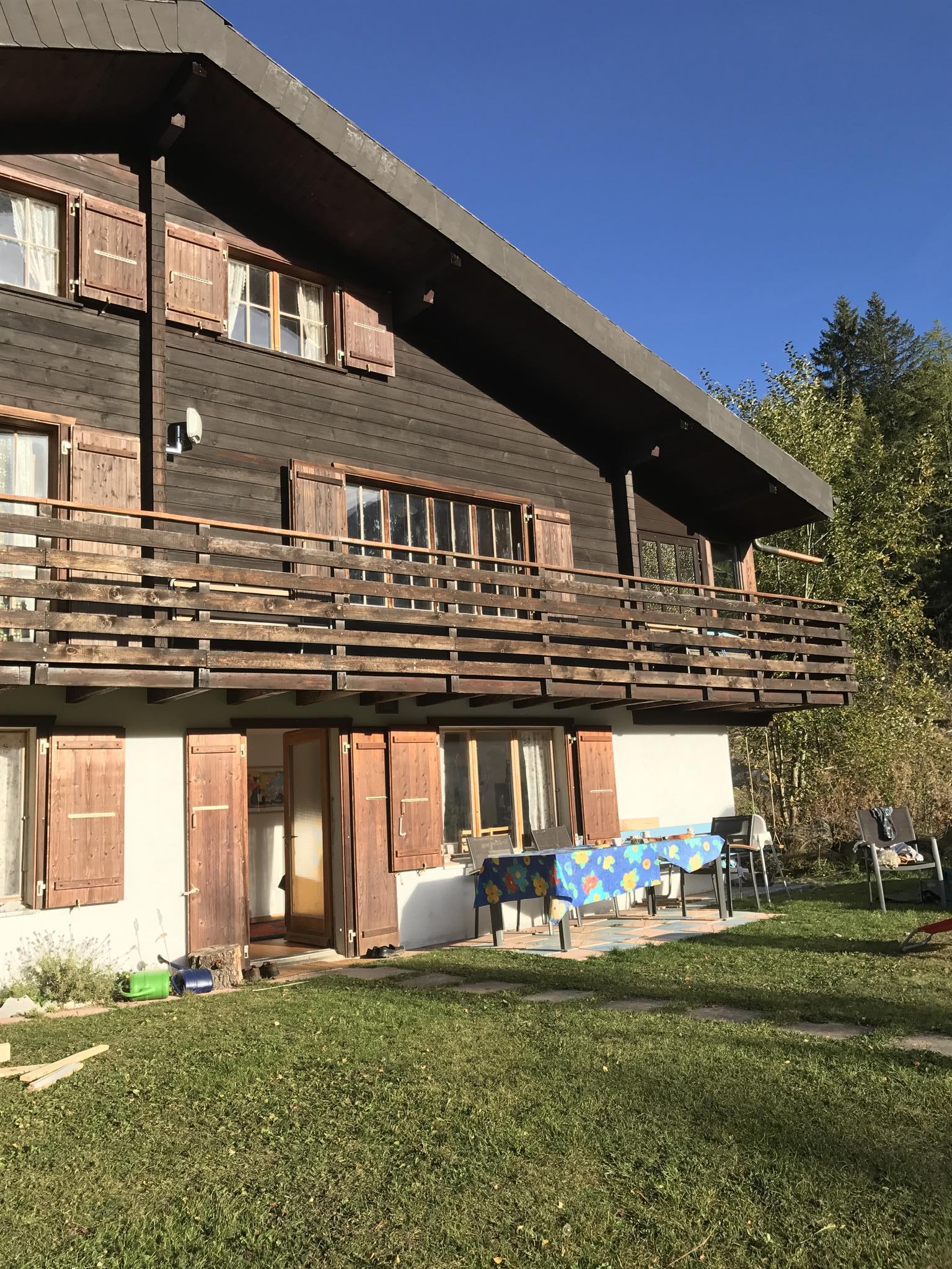 Vorderseite und Vorplatz, Spielwiese Vorderseite und Vorplatz, Spielwiese