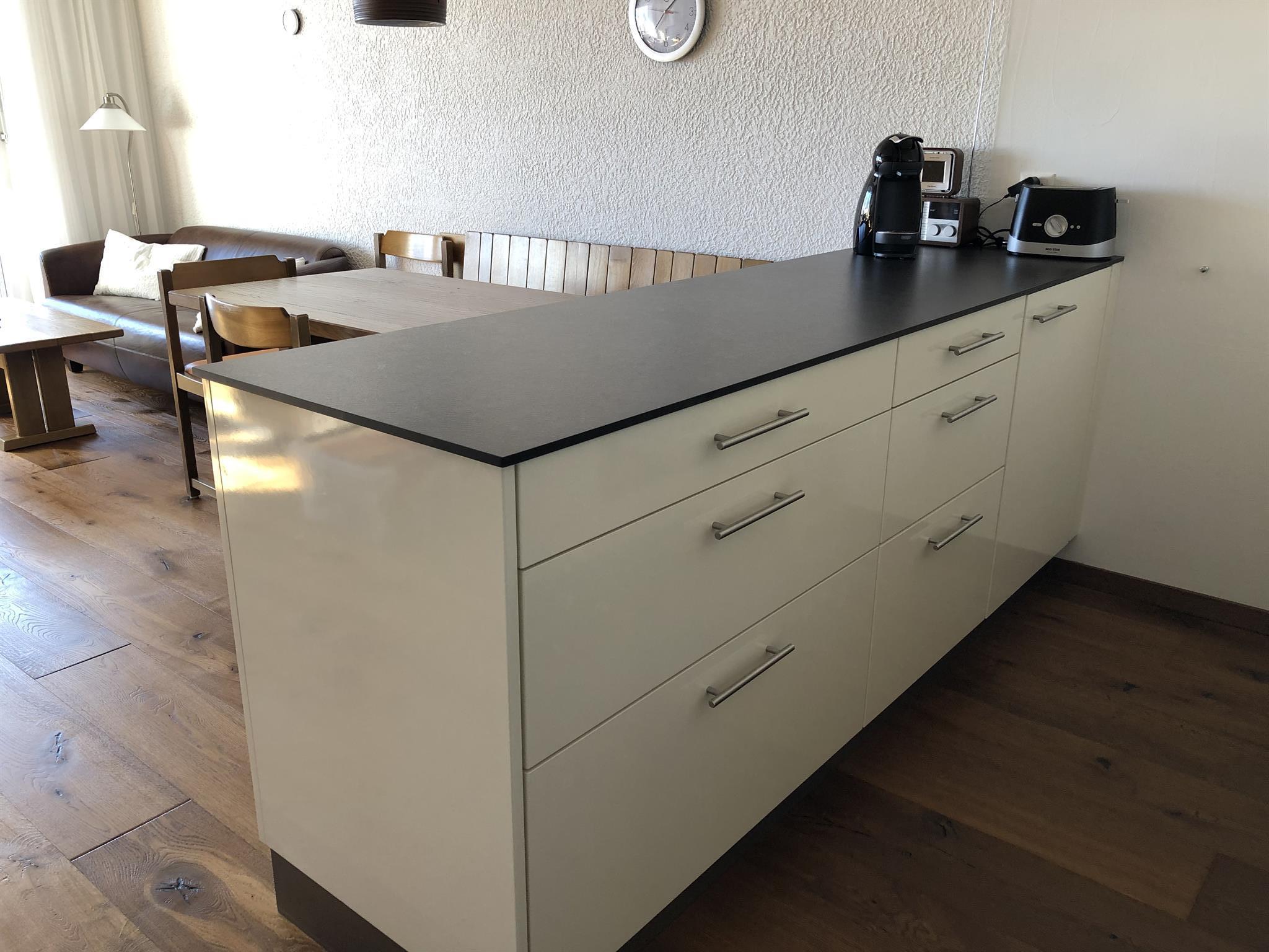 offene Küche mit grosser Arbeitsfläche offene Küche mit grosser Arbeitsfläche