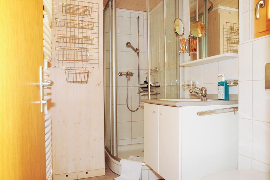 Ferienchalet Trollius 1. Stk. Ost - Badezimmer Ferienchalet Trollius 1. Stk. Ost - Badezimmer
