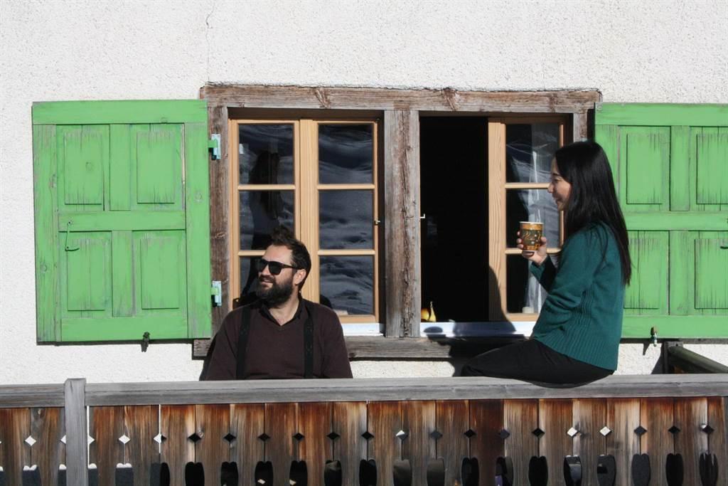 Draussen auf der eigenen Terrasse stein unten Draussen auf der eigenen Terrasse stein unten