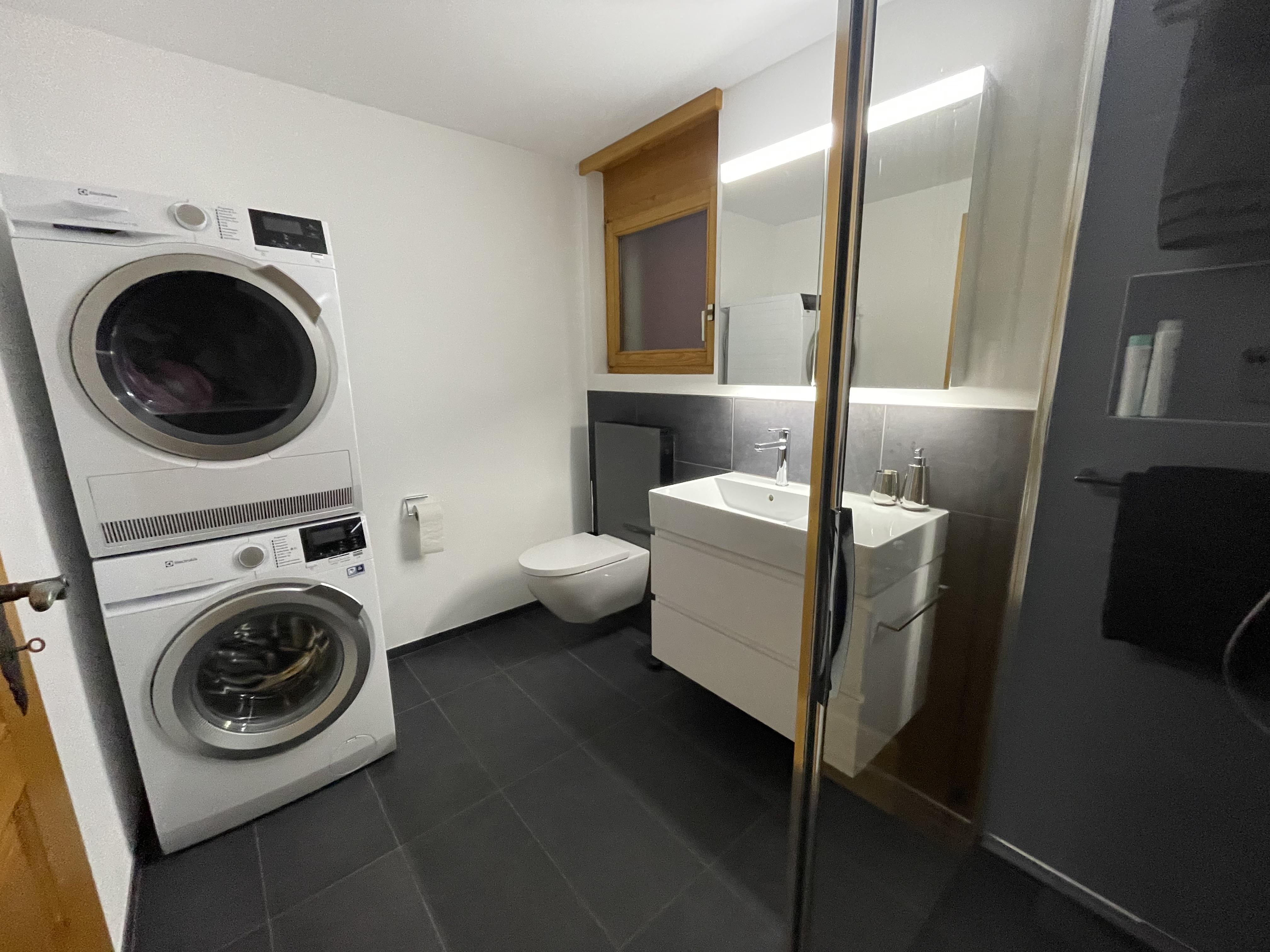 Waschturm: waschen und tumblern der Wäsche Waschturm: waschen und tumblern der Wäsche