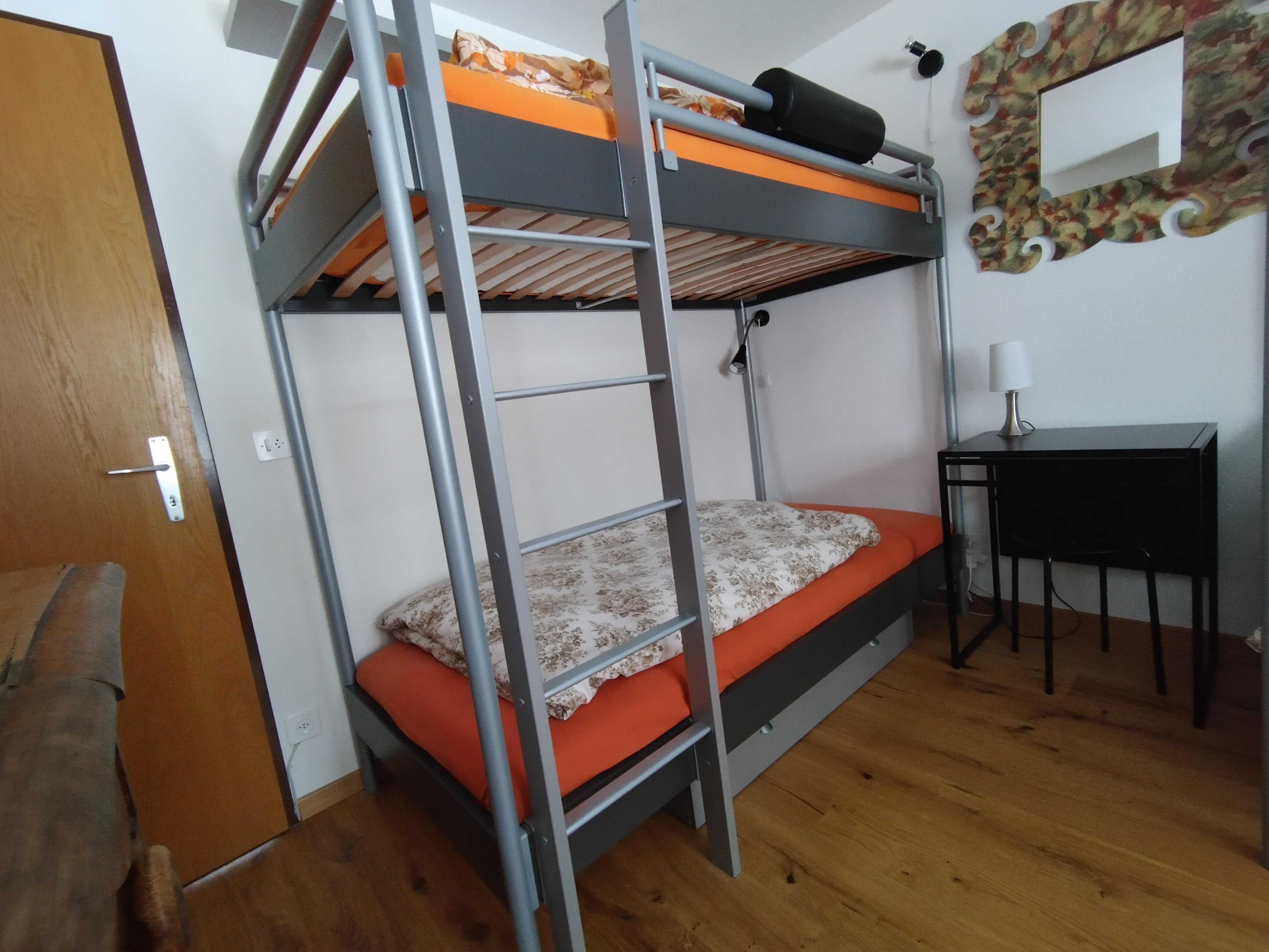 Lärchenwald 1708_schlafen_2a Lärchenwald 1708_schlafen_2a