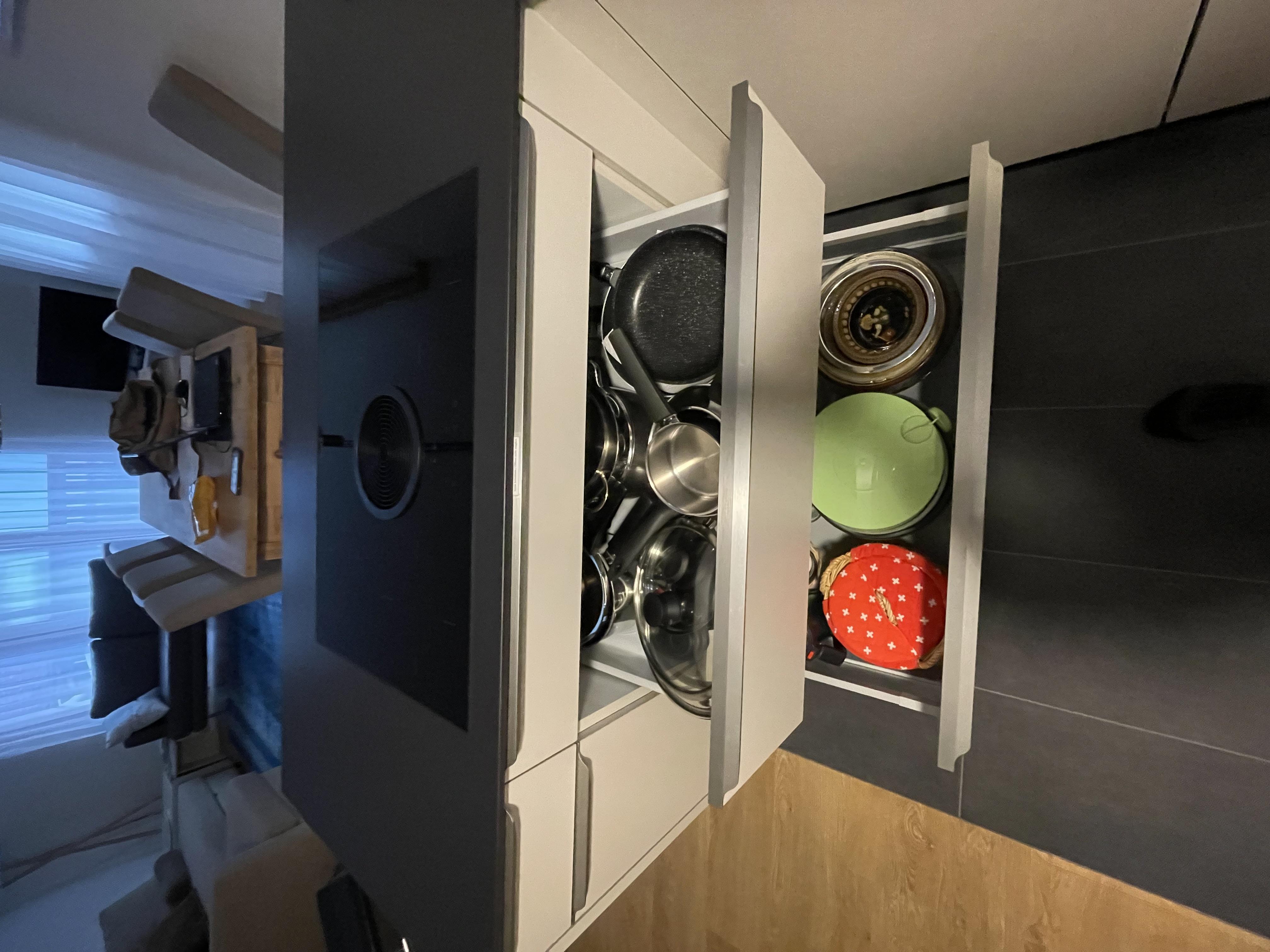 Bora Kochfeld mit Pfannen und Kochutensilien Bora Kochfeld mit Pfannen und Kochutensilien