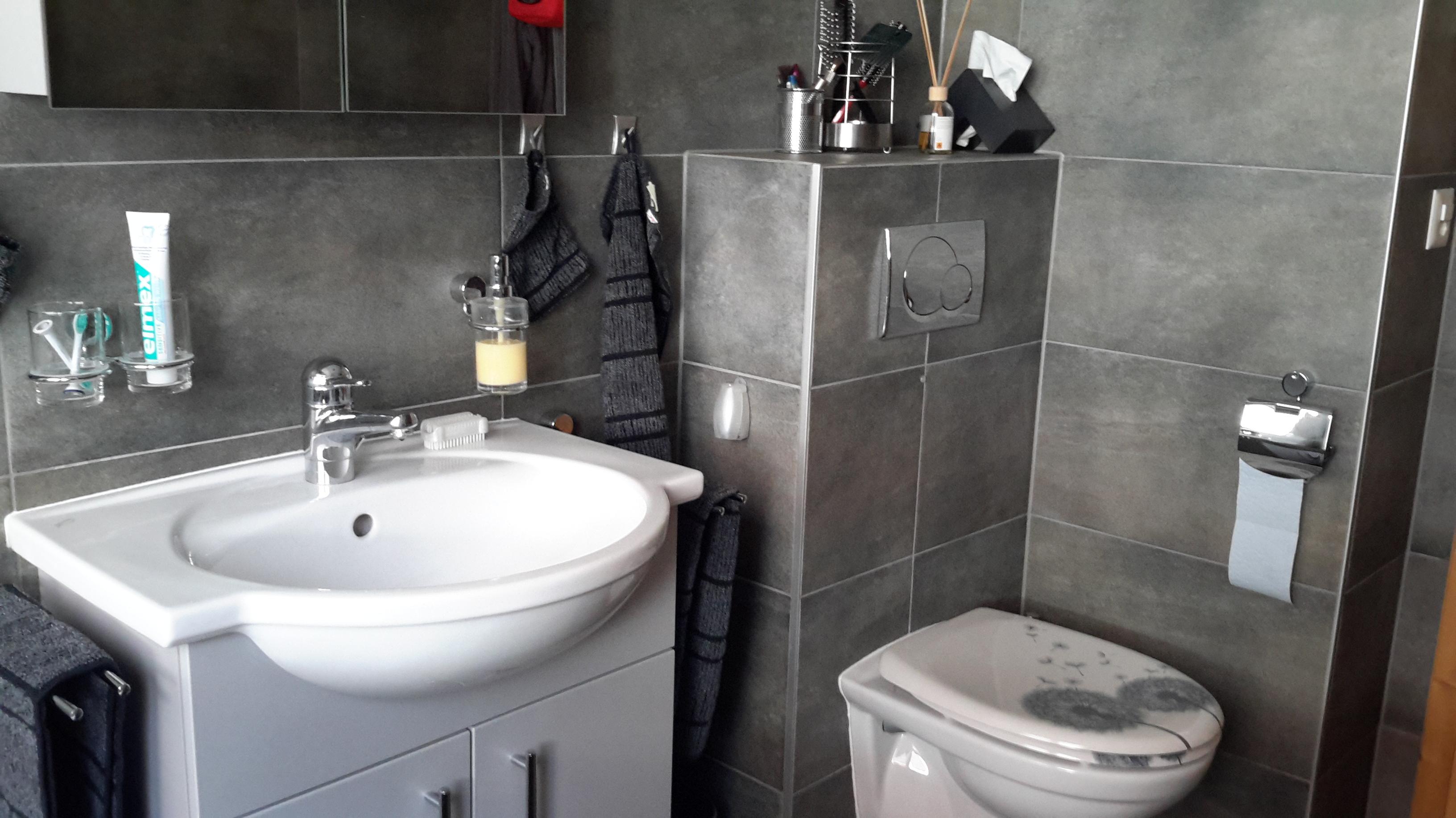 Badezimmer mit Spiegel- und Unterschrank Badezimmer mit Spiegel- und Unterschrank