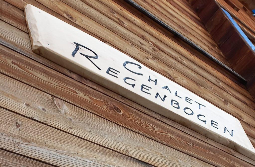 Chalet Regenbogen_Hausschild Chalet Regenbogen_Hausschild