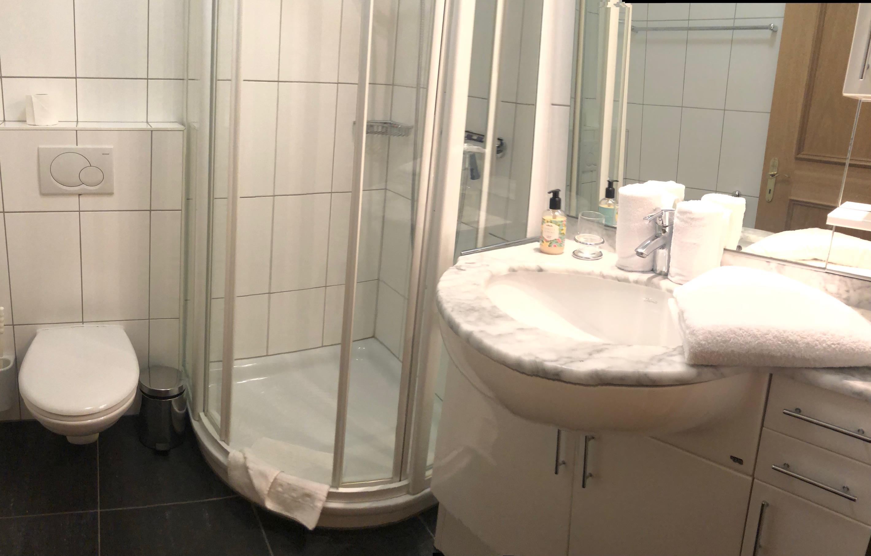 Edelweiss C 32_dusche-WC Edelweiss C 32_dusche-WC