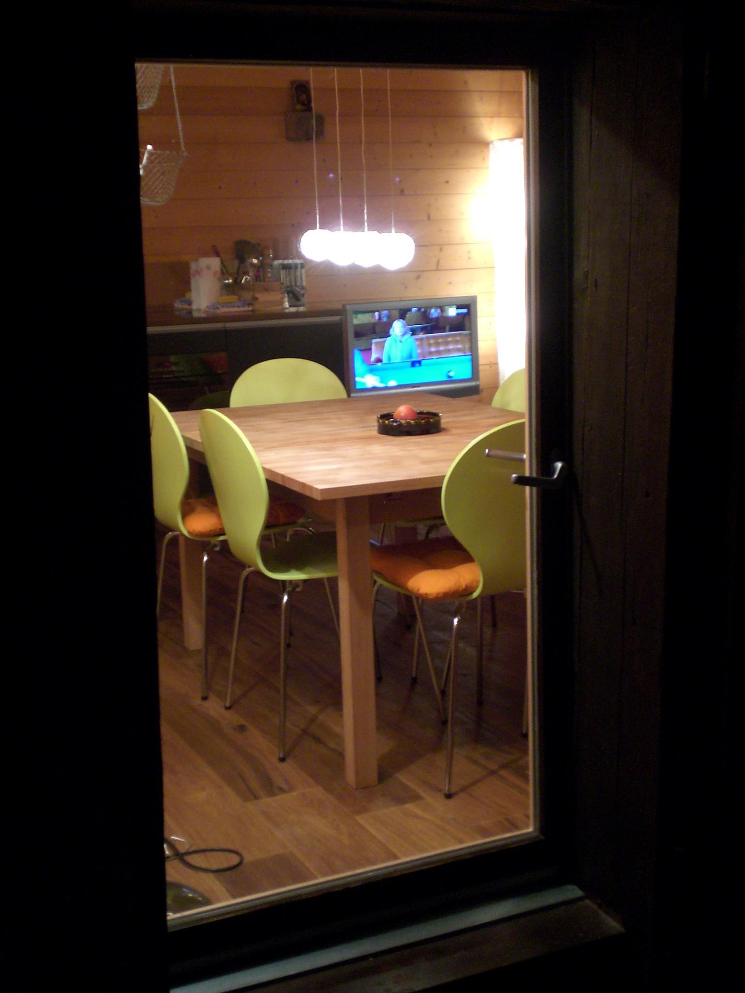 Blick von draussen in den Wohnraum Blick von draussen in den Wohnraum