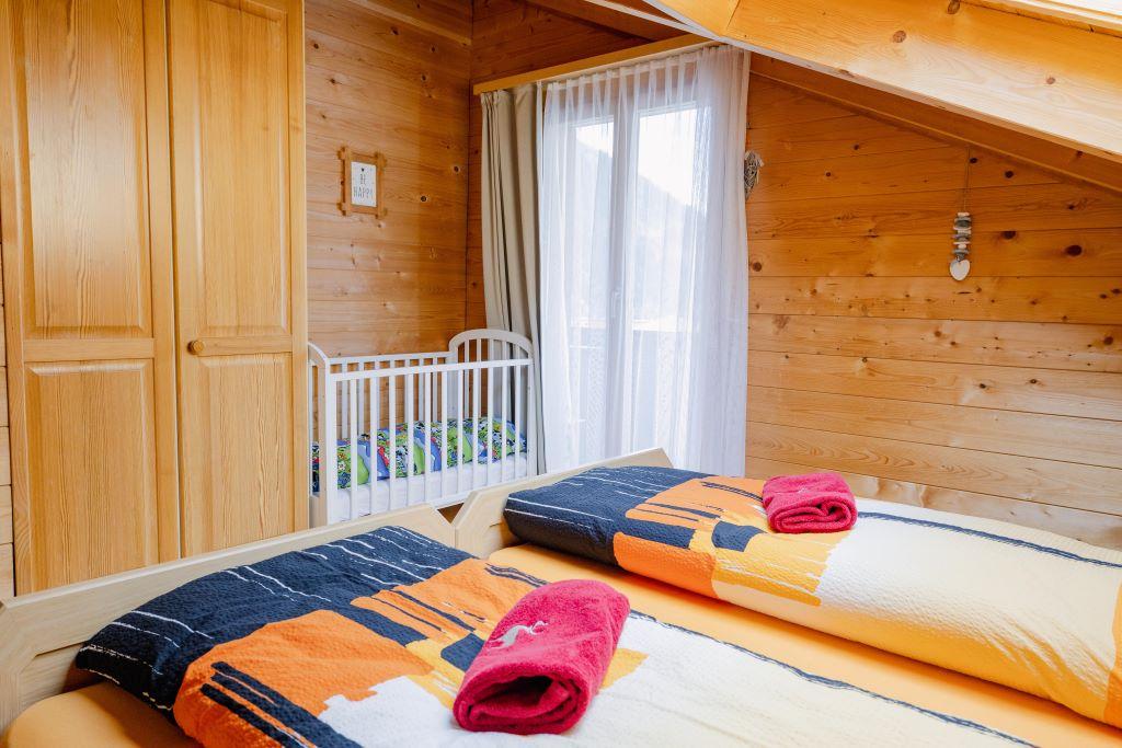 Ch.Regenbogen_Zimmer 1 mit Kinderbett Ch.Regenbogen_Zimmer 1 mit Kinderbett